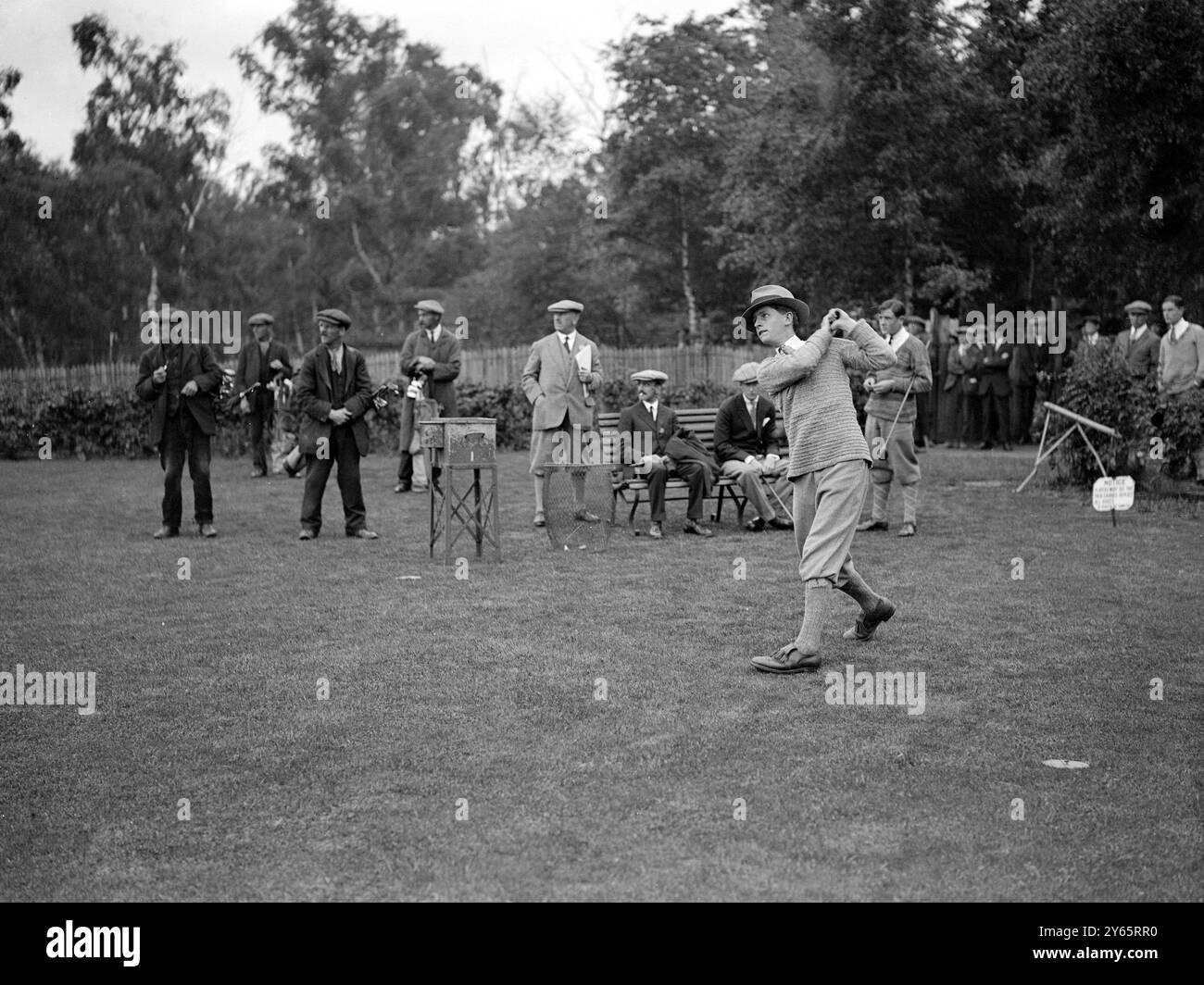 Tournoi de golf international des garçons au Coombe Hill Golf Club , Surrey . RWG Mair de Harrow School , départ . 1924 Banque D'Images