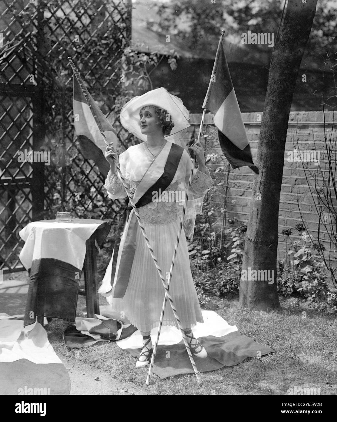 Jour du drapeau français à Londres . Mlle Gaby Deslys. Banque D'Images