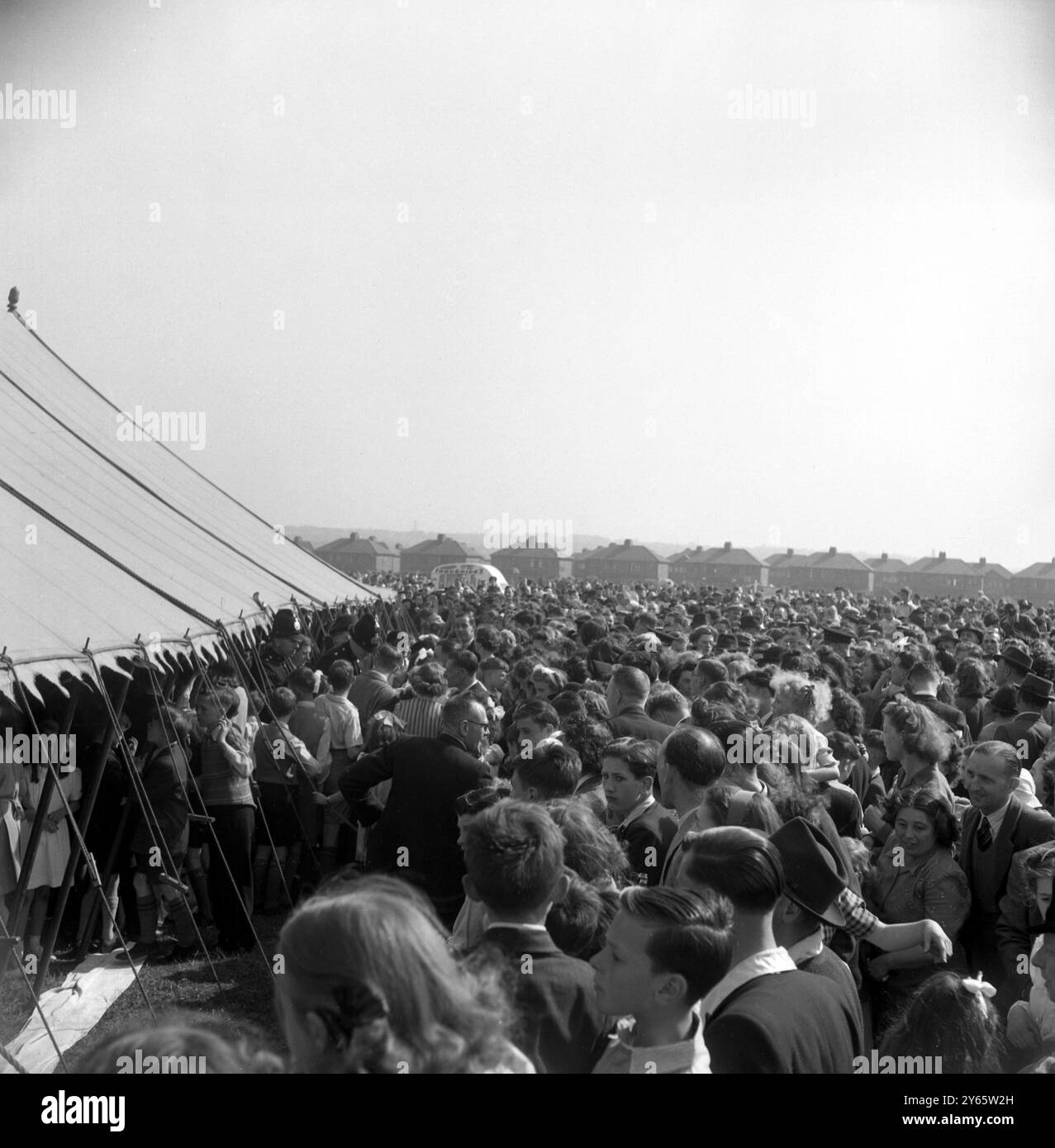 Des foules enthousiastes attendent devant un chapiteau où le programme radiophonique de la BBC , ' Have A Go ' , est diffusé avec son célèbre animateur , Wilfred Pickles . 1948 Banque D'Images