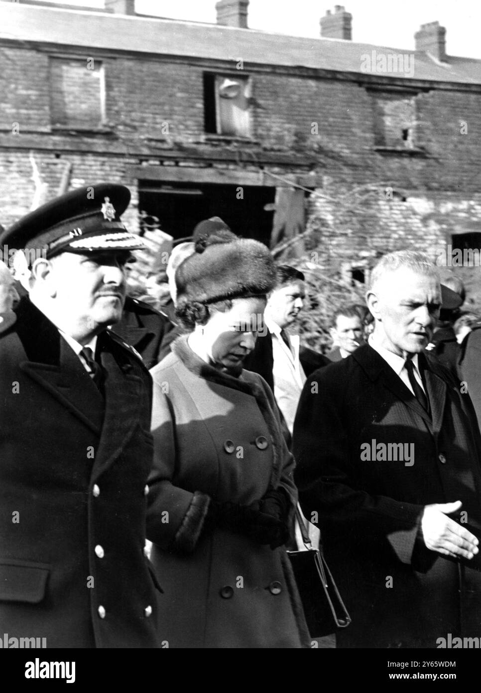 La reine escortée par un ancien mineur , le conseiller Jim Williams , et un officier de police de haut rang , photographiée alors qu'elle visitait le village dévasté d'Aberfan . 30 octobre 1966 Banque D'Images