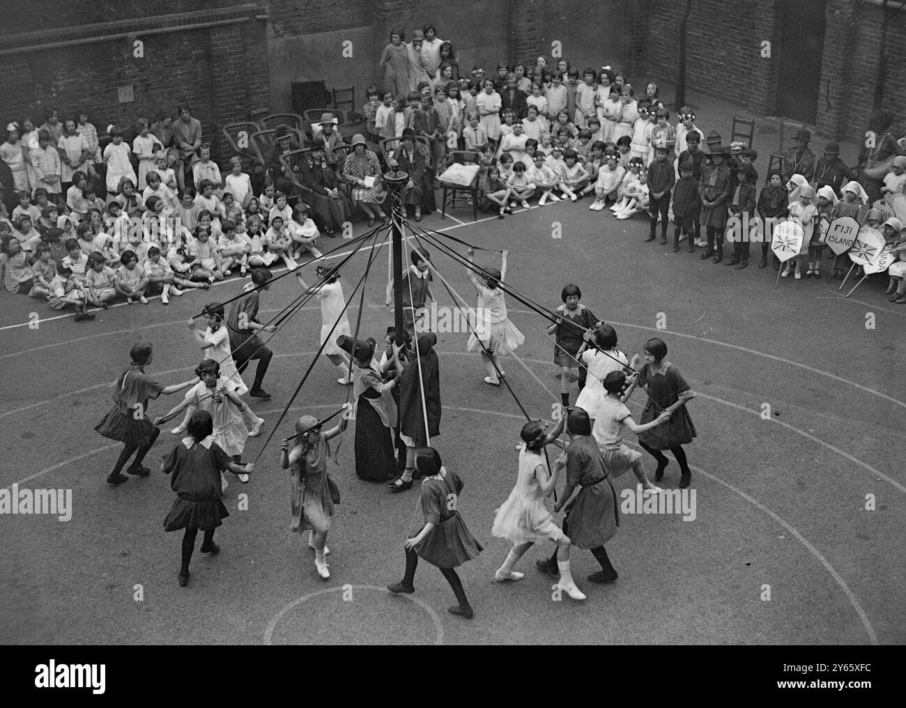 La danse Maypole ( célébrations de la fête de l'Empire à Johanna Street Schools ) . 25 mai 1929 Banque D'Images