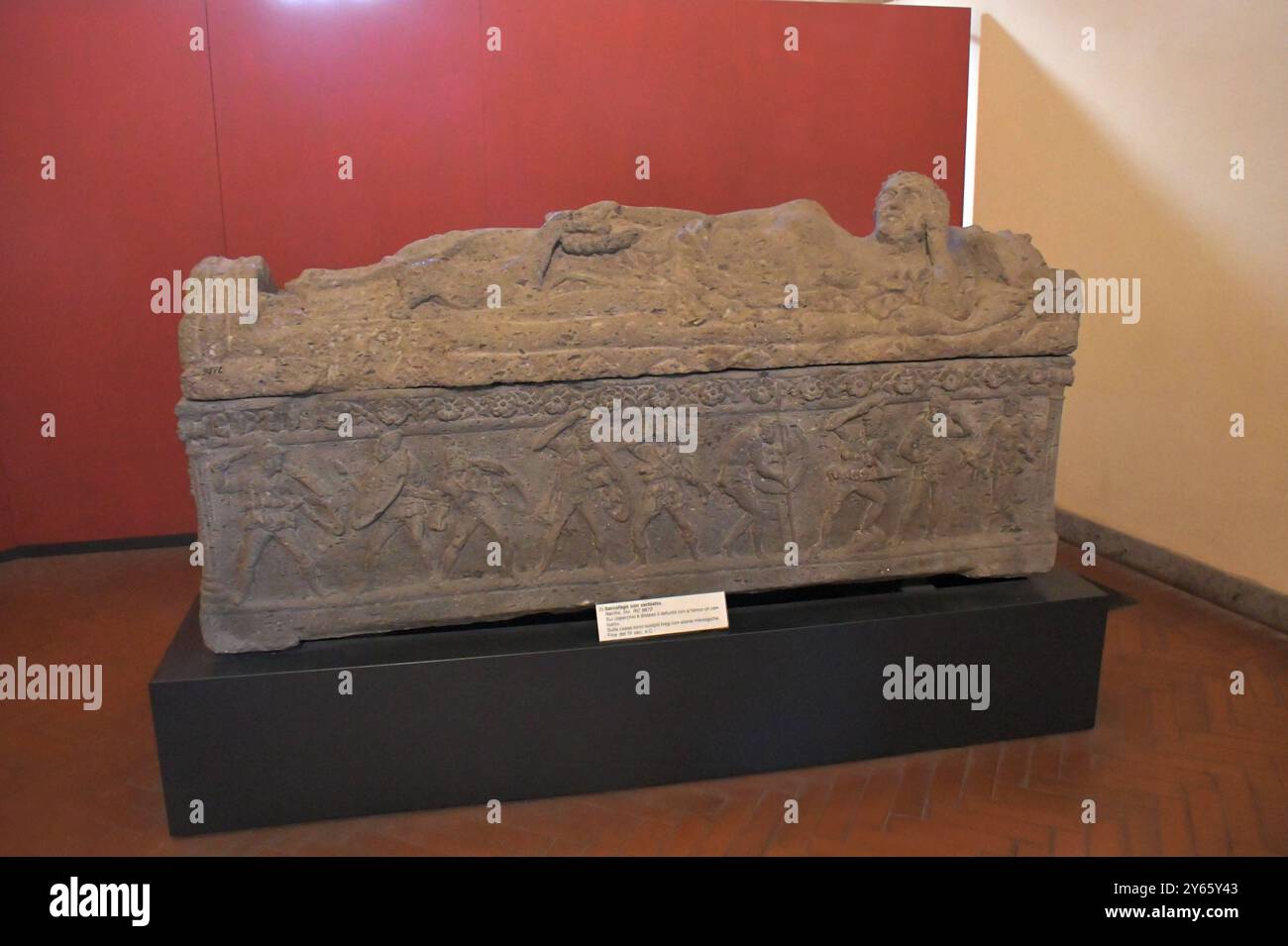 Italien, Tarquinia, 06.09.2024 Museo Archeologico Nazionale di Tarquinia Foto : Sarkophag mit Kitz. Auf dem Deckel liegt der Verstorbene mit einem Rehkitz neben ihm. Auf dem Sarg befinden sich geschnitzte Friese mit mythologischen Sekten. Ende des 4. Jahrhunderts c. Chr. Tarquinia *** Italie, Tarquinia, 06 09 2024 Museo Archeologico Nazionale di Tarquinia photo sarcophage avec fauve sur le couvercle repose le défunt avec un fauve à côté de lui sur le cercueil sont des frises sculptées avec des sectes mythologiques fin du IVe siècle av. J.-C. Tarquinia Banque D'Images