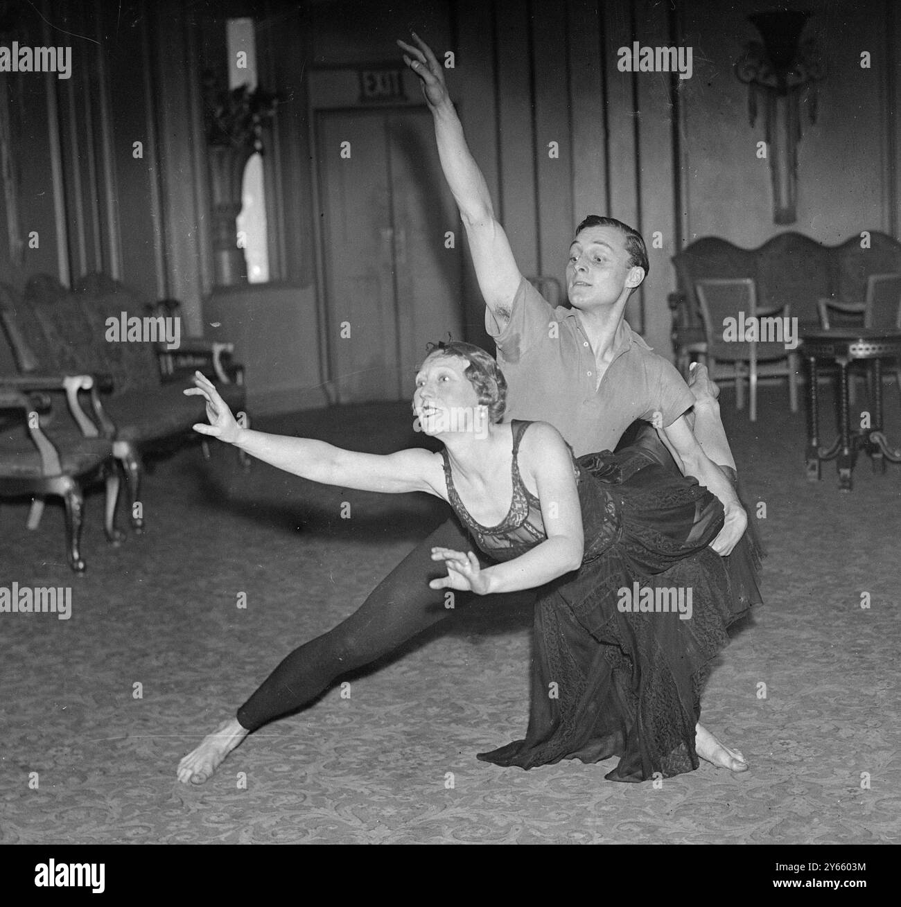 Mme Sokolova , la célèbre danseuse de ballet , et sa troupe répétant pour leur apparition à la veille du bal de gala de St Andrews à Grosvenor House . Avec elle est John Byron , le seul danseur masculin apparaissant dans le ballet . 26 novembre 1934 Banque D'Images