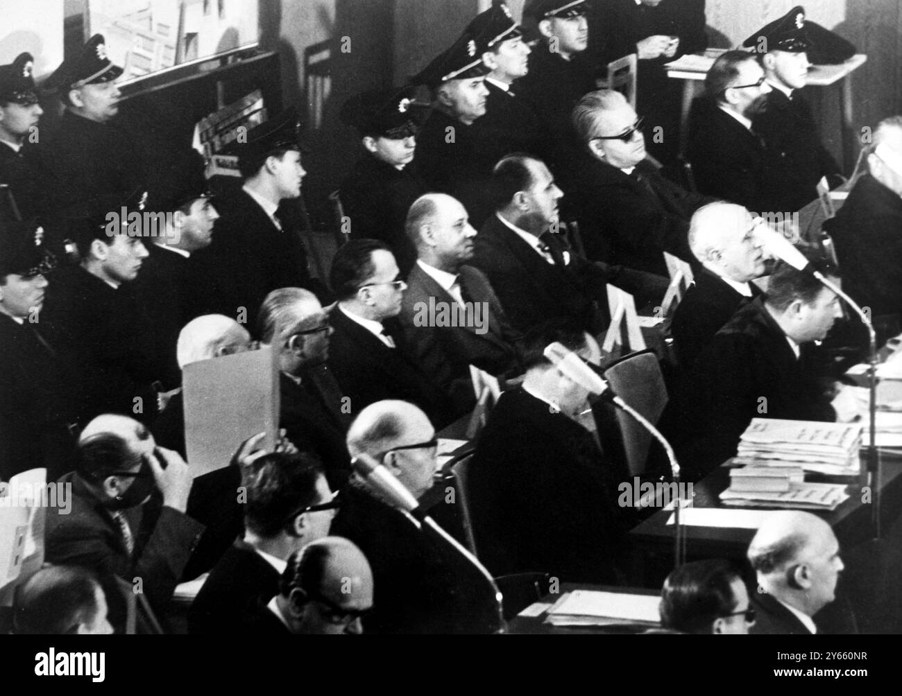 Huit des 22 accusés du procès d'Auschwitz siègent entre les avocats de la défense (à droite) et la police lors de la 32e session du procès marathon pour crimes de guerre . Vu de LtoR , les accusés sont : Josef Klehr (tête de soutien) ; Robert Milka , cachant son visage ; Emil Bedmarek ; Stephan Baretzki ; Emil Hantl ; Oswald Kaduk ; Dr Victor Capesius et Wilhelm Boger . 7 avril 1963 Banque D'Images