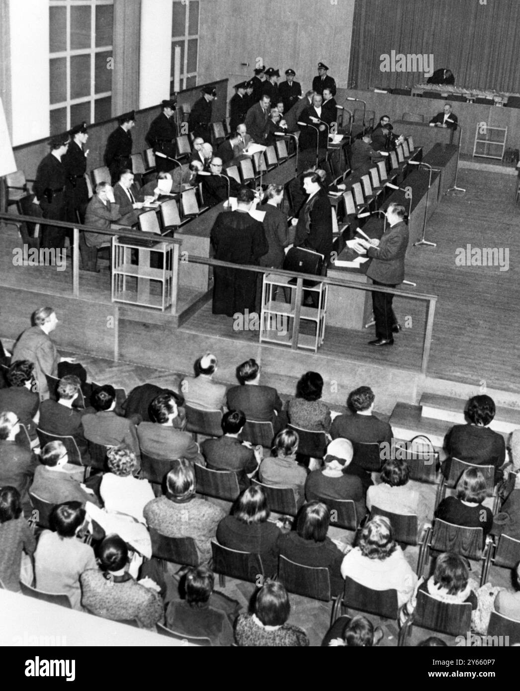 Vue d'ensemble de la Cour avant le début de la session du procès d'Auschwitz de Francfort , après la récente inspection sur place de l'ancien camp de la mort par les juges et d'autres . Il y a 22 accusés accusés de l'extermination de 2,5 à 4 millions de personnes dans le camp de la mort . 21 décembre 1964 Banque D'Images
