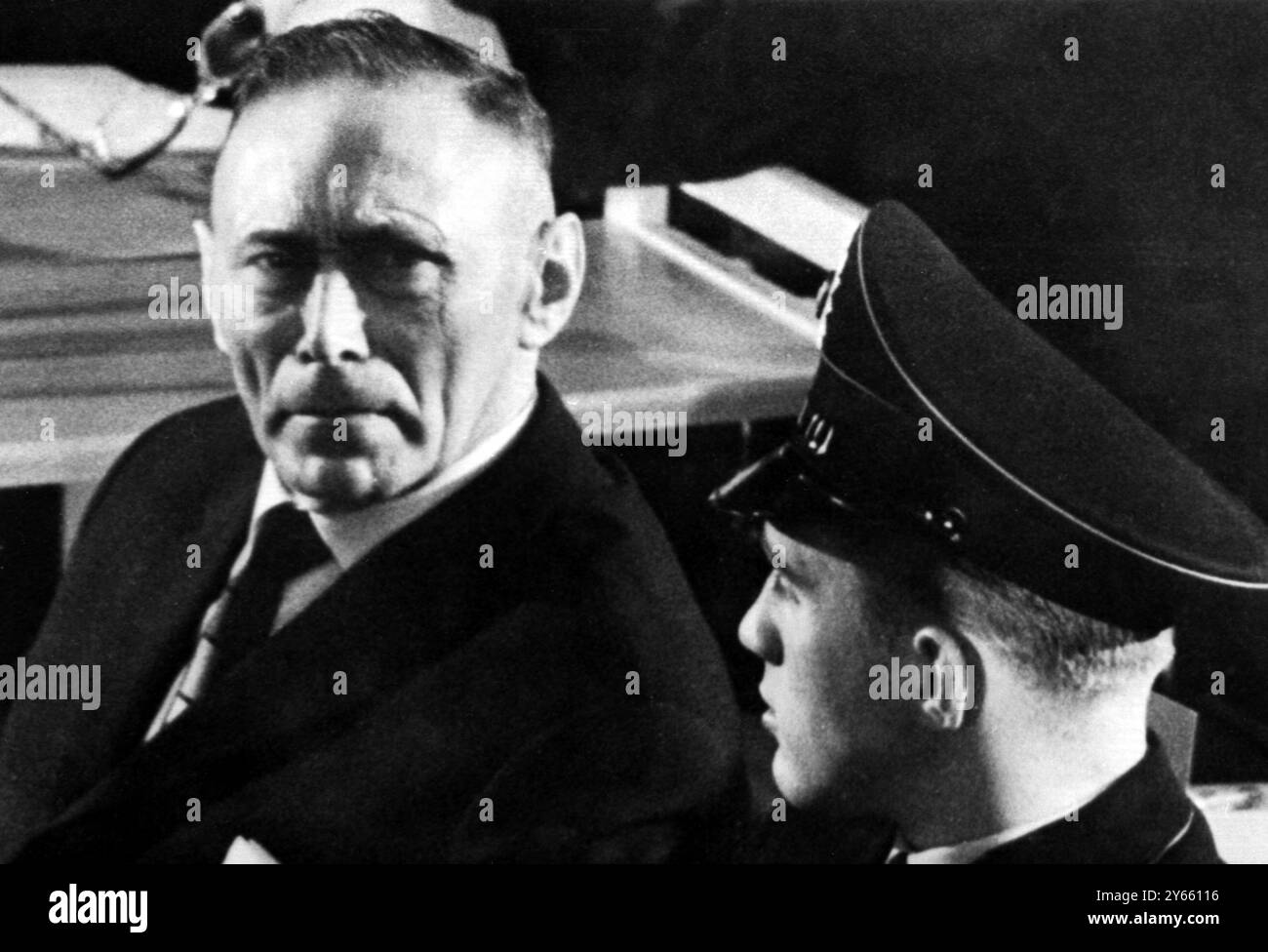 Wilhelm Boger , 56 (à gauche) , autrefois sergent dans le camp de concentration d'Auschwitz , est photographié alors que lui et 21 autres gardes et fonctionnaires ont été jugés accusés de la responsabilité de l'extermination de plus de 2 1/2 millions de personnes dans le camp de Francfort , Allemagne . Boger est accusé de crimes tels que la fusillade d'une seule main de 100 officiers de l'Armée rouge , noyant un prêtre en tenant sa tête dans un seau d'eau et en donnant des coups de pied à mort à un général polonais . Plusieurs dispositifs de torture utilisés dans le camp auraient été inventés par Boger . 20 décembre 1963 Banque D'Images