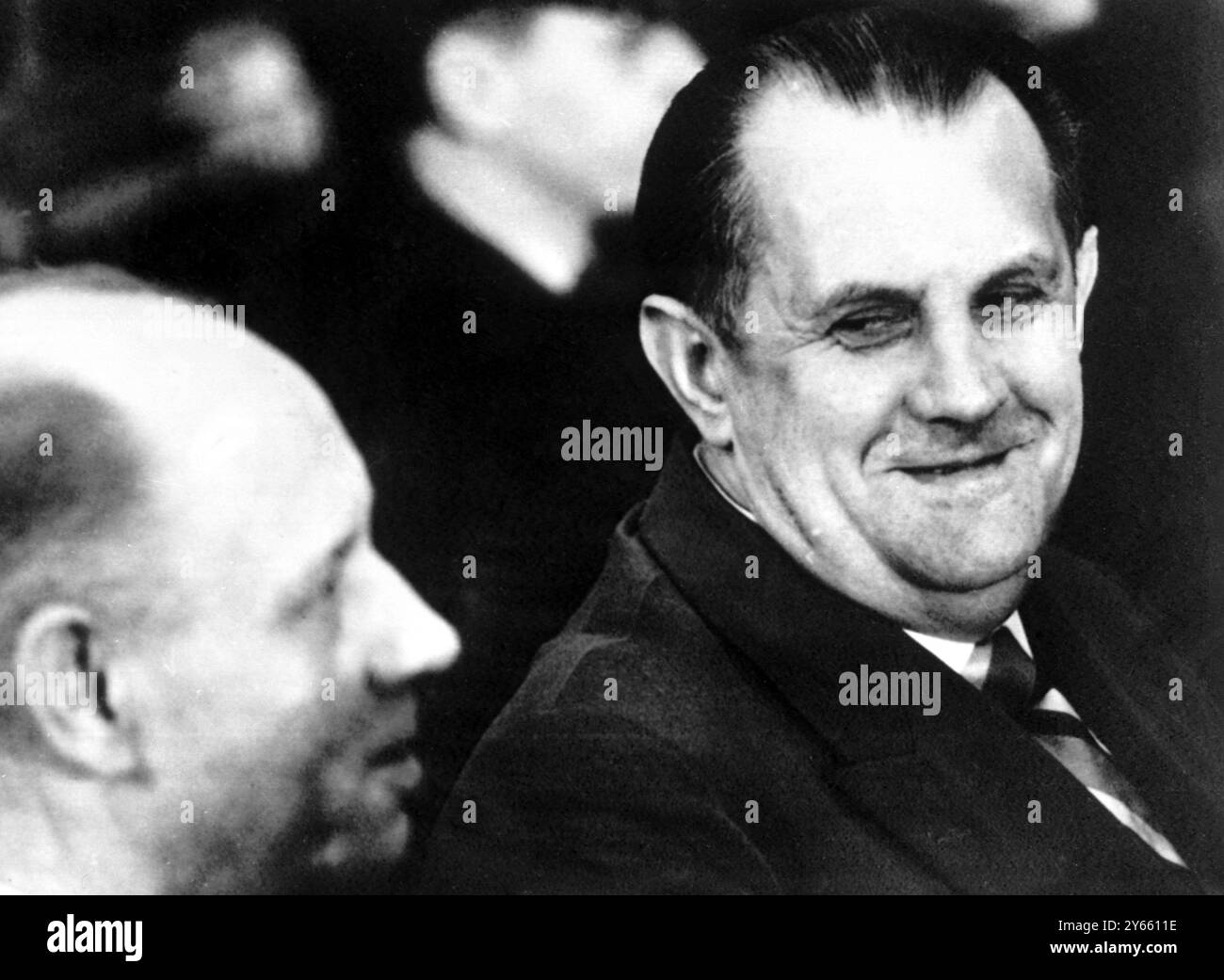 Au cours de la première session du procès d'Auschwitz dans la nouvelle salle d'audience du Théâtre civique de Francfort , l'accusé Oswald Kaduk (à droite) , ancien garde de la Gestapo accusé d'avoir brisé le cou des détenus avec un choix préféré , se tourne vers son voisin , Emil Hantl , Francfort , Allemagne . Le procès , dans lequel 22 personnes sont accusées d'avoir tué des millions de personnes dans le célèbre camp de concentration d'Auschwitz . 3 avril 1963 Banque D'Images