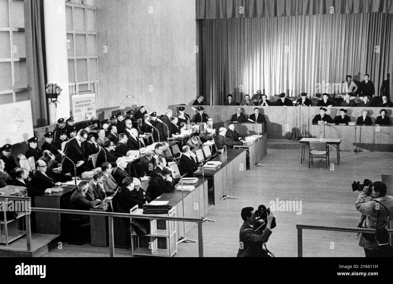 Huit des 22 accusés du procès d'Auschwitz siègent entre les avocats de la défense et la police lors de la 32e session du procès marathon pour crimes de guerre . 7 avril 1963 Banque D'Images