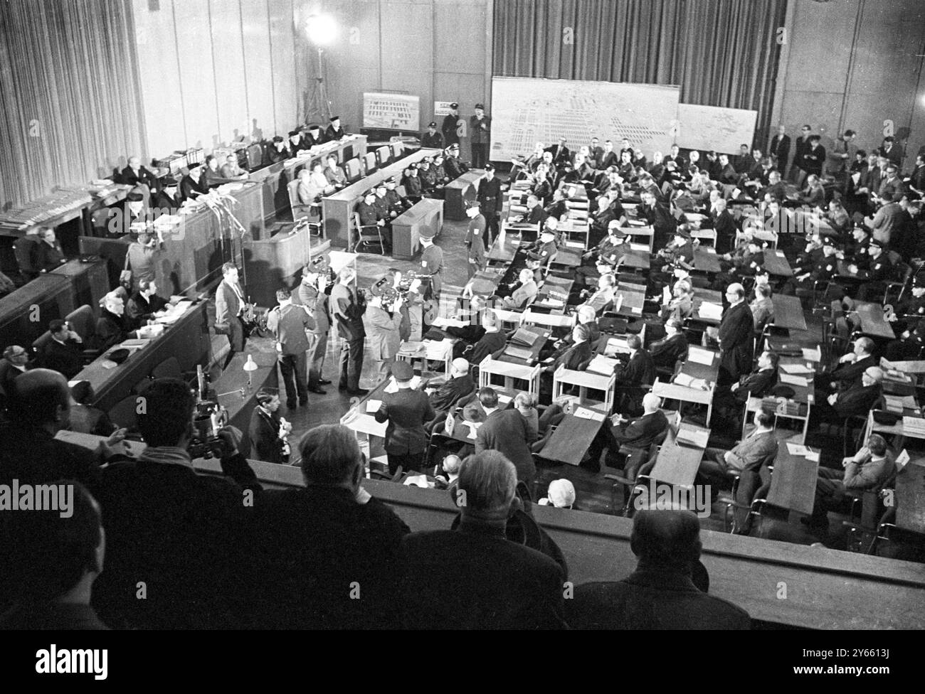 Une vue d'ensemble à l'hôtel de ville de Francfort où 22 anciens gardes et fonctionnaires (photo à droite avec leurs avocats et gardes de police) au camp de concentration d'Auschwitz qui sont allés en jugement accusés de la responsabilité de l'extermination de plus de 2 1/2 millions de personnes dans le camp , Francfort , Allemagne . 20 décembre 1963 Banque D'Images