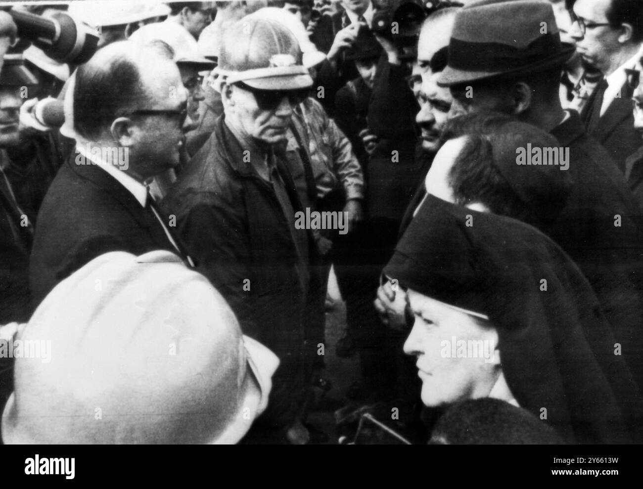 Selma , Alabama : le shérif James Clark du comté de Dallas ( à gauche , en lunettes de soleil ) arrête une autre tentative de marche par des manifestants de droite civile . La religieuse, au premier rang , à droite , se tient ferme pendant que l'argument continue . 15 janvier 1965 Banque D'Images