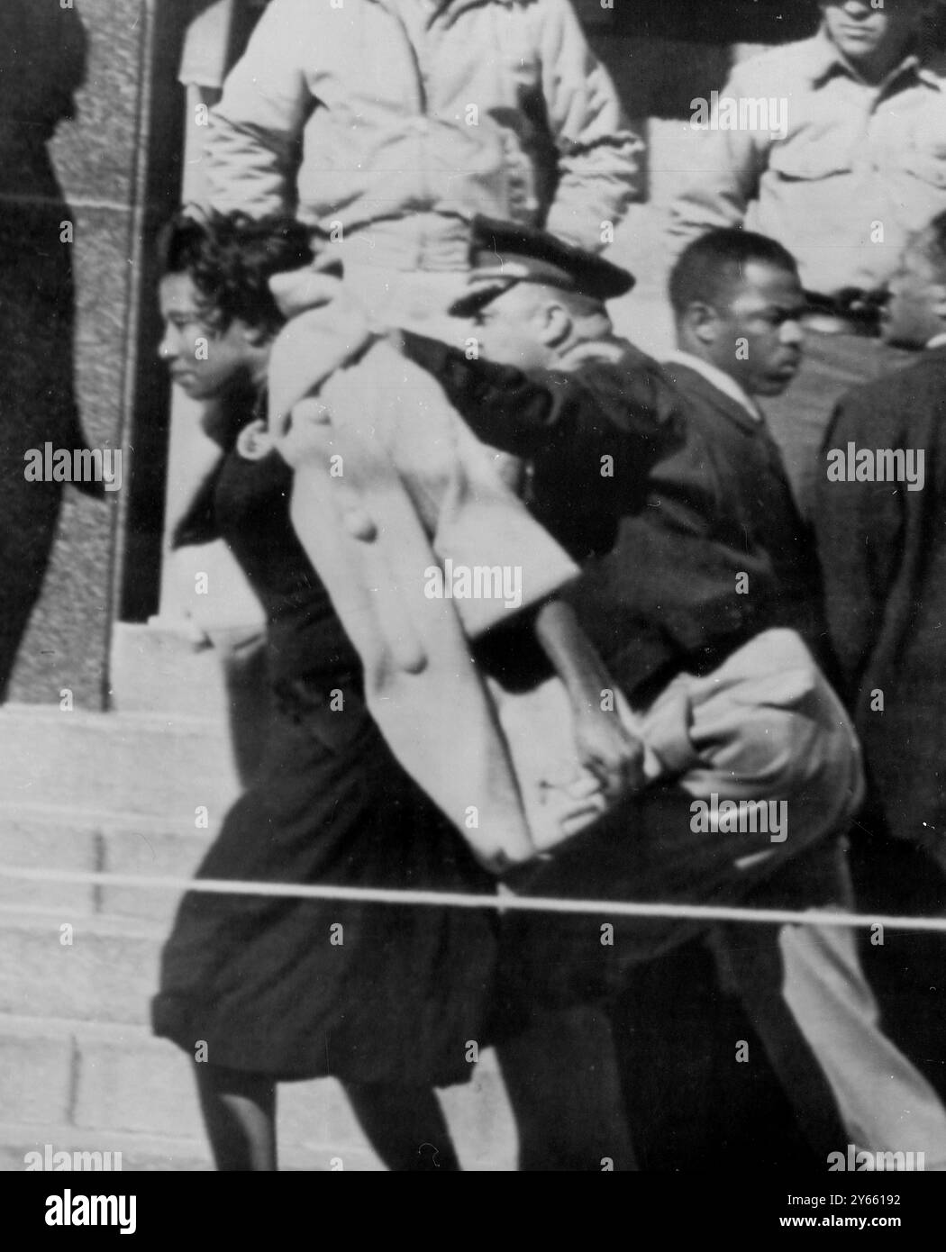 Selma , Alabama - cinquante manifestants ont été arrêtés alors qu'ils tentaient d'entrer dans le palais de justice pour s'inscrire comme électeurs lors d'une campagne organisée par le révérend Martin Luther King . Problèmes d'inscription des électeurs pour les droits civils . - Le shérif Jim Clark pousse un des manifestants. - 20 janvier 1965 Banque D'Images