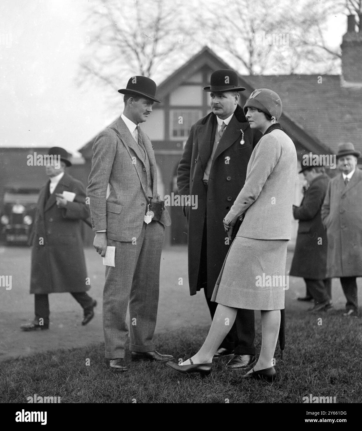 Aux courses de Derby - M. Curzon Herrick , le capitaine Coombe et l'honorable Diana Fellowes . 17 novembre 1927 Banque D'Images