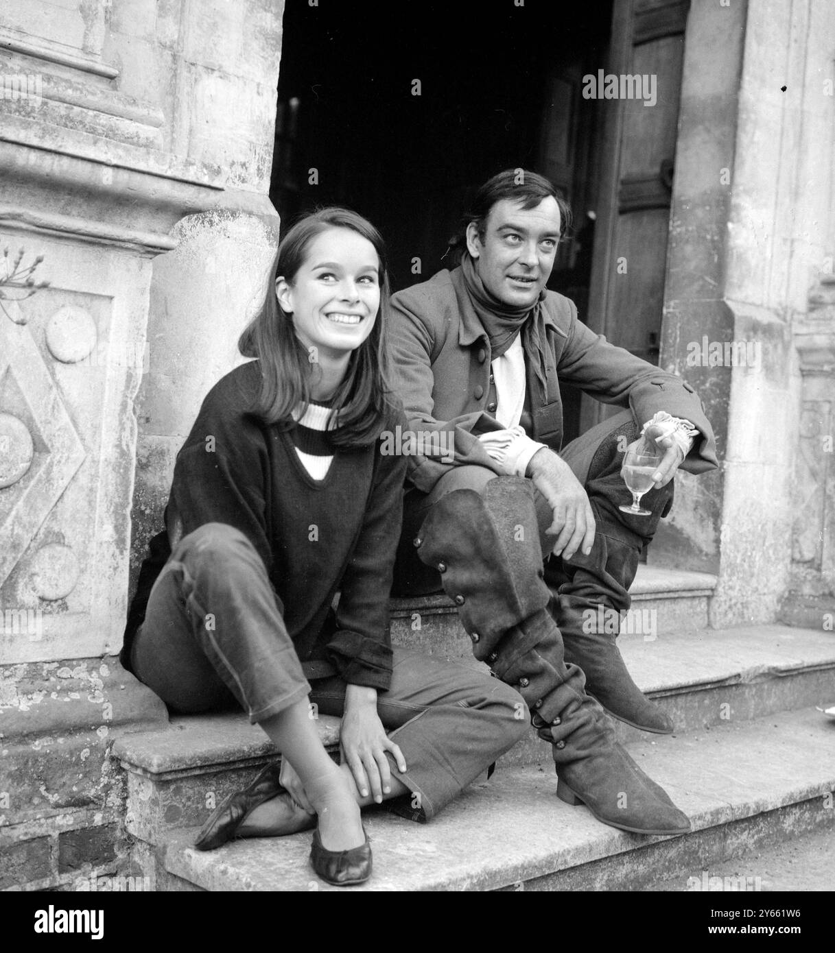 Geraldine Chaplin , fille de Charles Chaplin partage un siège avec l'acteur Richard Johnson sur le tournage de ' les aventures amoureuses de Moll Flaunders ' au château de Chilham, Kent . 10 septembre 1964 Banque D'Images