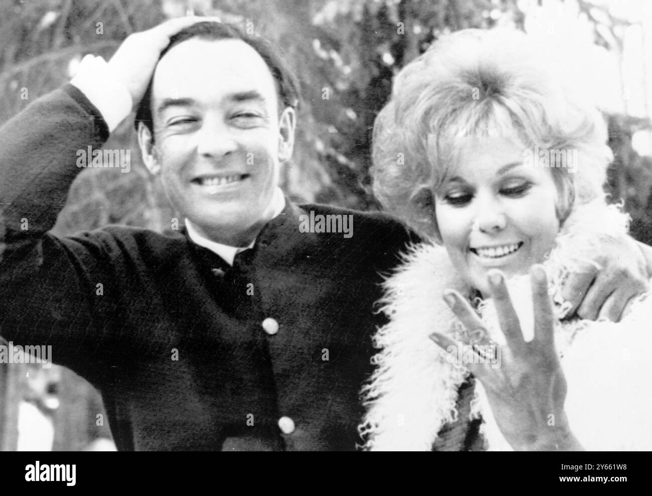 Aspen , Colorado , Etats-Unis : L'actrice Kim Novak et l'acteur anglais Richard Johnson exposant sa bague le couple s'est marié ici le 15 mars . 16 mars 1965 Banque D'Images
