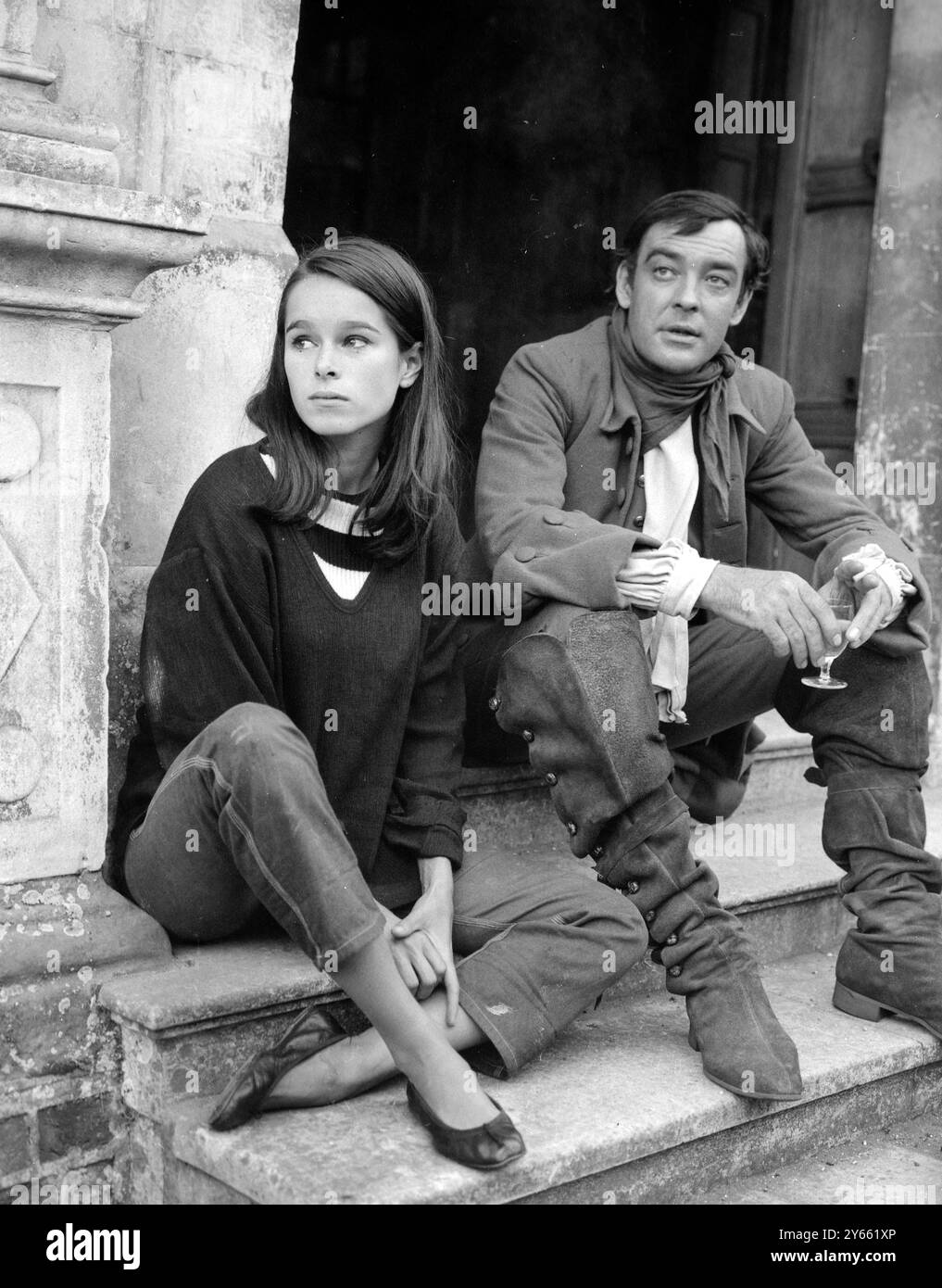 Geraldine Chaplin , fille de Charles Chaplin partage un siège avec l'acteur Richard Johnson sur le tournage de ' les aventures amoureuses de Moll Flaunders ' au château de Chilham, Kent . 10 septembre 1964 Banque D'Images