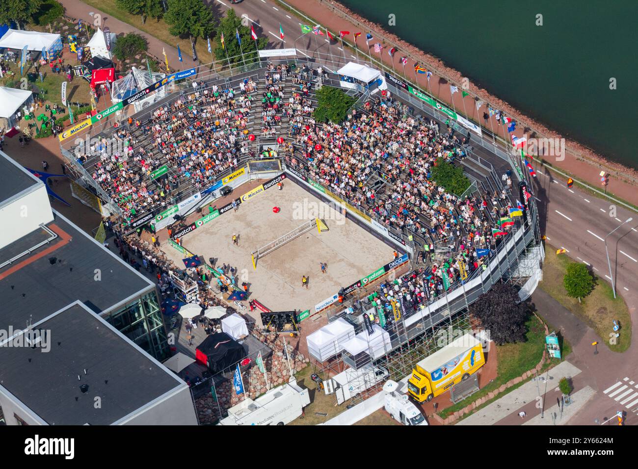 VUE AÉRIENNE, FINALE MASCULINE, STADE ALANDICA, PAF OPEN, MARIEHAMN, 2011 : vue aérienne du stade, de la foule et de l'arène d'Alandica lors de la finale masculine dans le centre-ville de Mariehamn sur Åland, Finlande. Marcio Araujo (1) et Benjamin Insfran (2) du Brésil ont battu Todd Rogers (1) et Phil Dalhausser (2) des États-Unis le 21 août 2011. Photographie : Rob Watkins. INFO : entre 2009-2013, le tournoi PAF Open Beach Volleyball était un événement annuel organisé à Mariehamn, Åland, Finlande. Il a attiré les meilleures équipes et joueurs internationaux en tant que partie du classement du circuit mondial officiel de la FIVB, mettant en vedette le haut niveau Banque D'Images