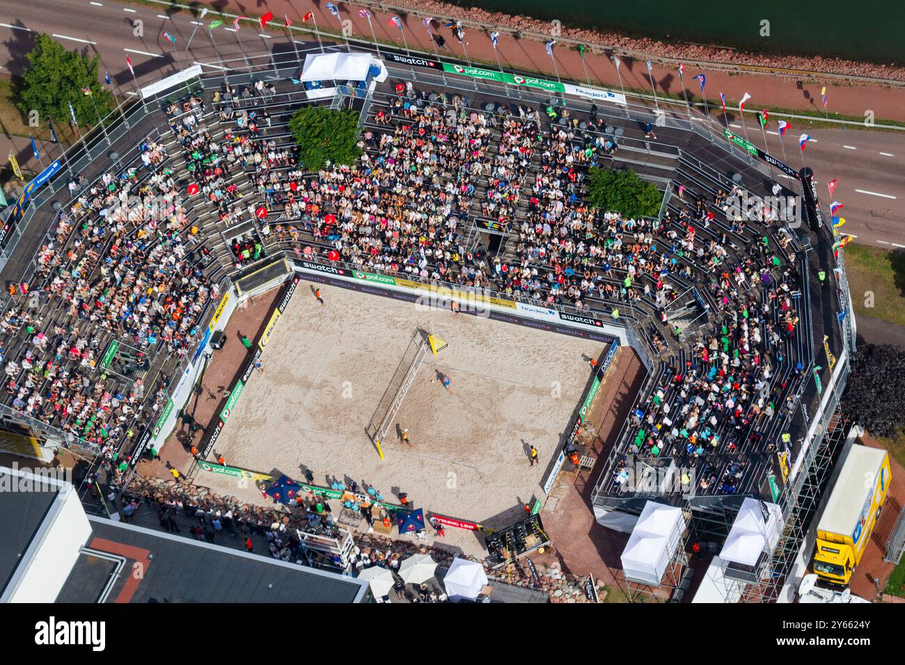 VUE AÉRIENNE, FINALE MASCULINE, STADE ALANDICA, PAF OPEN, MARIEHAMN, 2011 : vue aérienne du stade, de la foule et de l'arène d'Alandica lors de la finale masculine dans le centre-ville de Mariehamn sur Åland, Finlande. Marcio Araujo (1) et Benjamin Insfran (2) du Brésil ont battu Todd Rogers (1) et Phil Dalhausser (2) des États-Unis le 21 août 2011. Photographie : Rob Watkins. INFO : entre 2009-2013, le tournoi PAF Open Beach Volleyball était un événement annuel organisé à Mariehamn, Åland, Finlande. Il a attiré les meilleures équipes et joueurs internationaux en tant que partie du classement du circuit mondial officiel de la FIVB, mettant en vedette le haut niveau Banque D'Images