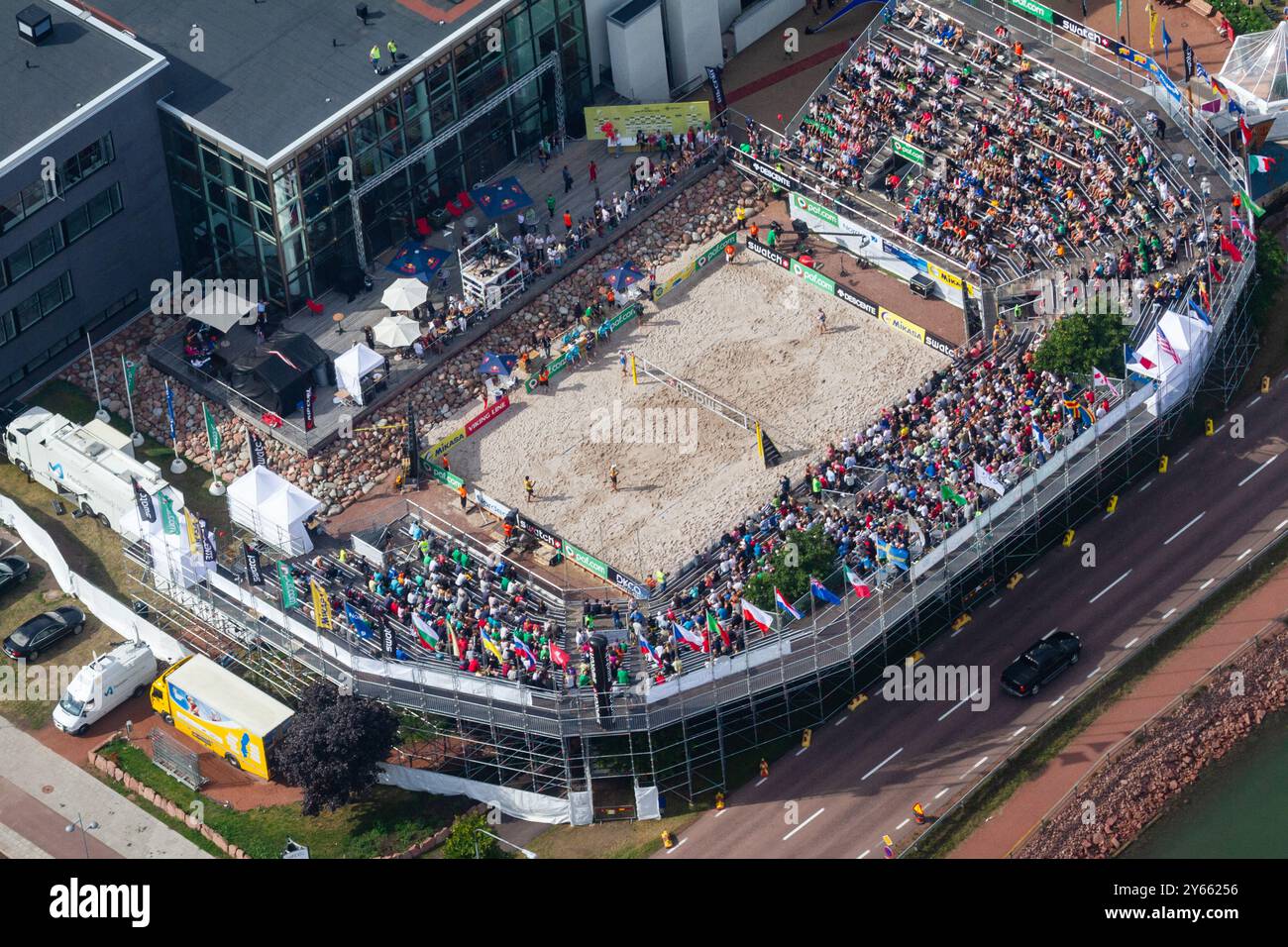 VUE AÉRIENNE, FINALE MASCULINE, STADE ALANDICA, PAF OPEN, MARIEHAMN, 2011 : vue aérienne du stade, de la foule et de l'arène d'Alandica lors de la finale masculine dans le centre-ville de Mariehamn sur Åland, Finlande. Marcio Araujo (1) et Benjamin Insfran (2) du Brésil ont battu Todd Rogers (1) et Phil Dalhausser (2) des États-Unis le 21 août 2011. Photographie : Rob Watkins. INFO : entre 2009-2013, le tournoi PAF Open Beach Volleyball était un événement annuel organisé à Mariehamn, Åland, Finlande. Il a attiré les meilleures équipes et joueurs internationaux en tant que partie du classement du circuit mondial officiel de la FIVB, mettant en vedette le haut niveau Banque D'Images