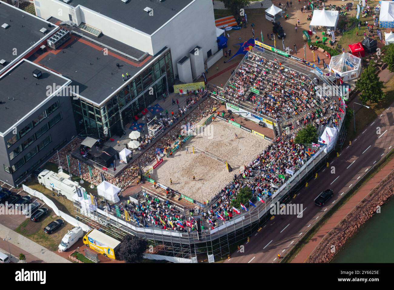 VUE AÉRIENNE, FINALE MASCULINE, STADE ALANDICA, PAF OPEN, MARIEHAMN, 2011 : vue aérienne du stade, de la foule et de l'arène d'Alandica lors de la finale masculine dans le centre-ville de Mariehamn sur Åland, Finlande. Marcio Araujo (1) et Benjamin Insfran (2) du Brésil ont battu Todd Rogers (1) et Phil Dalhausser (2) des États-Unis le 21 août 2011. Photographie : Rob Watkins. INFO : entre 2009-2013, le tournoi PAF Open Beach Volleyball était un événement annuel organisé à Mariehamn, Åland, Finlande. Il a attiré les meilleures équipes et joueurs internationaux en tant que partie du classement du circuit mondial officiel de la FIVB, mettant en vedette le haut niveau Banque D'Images