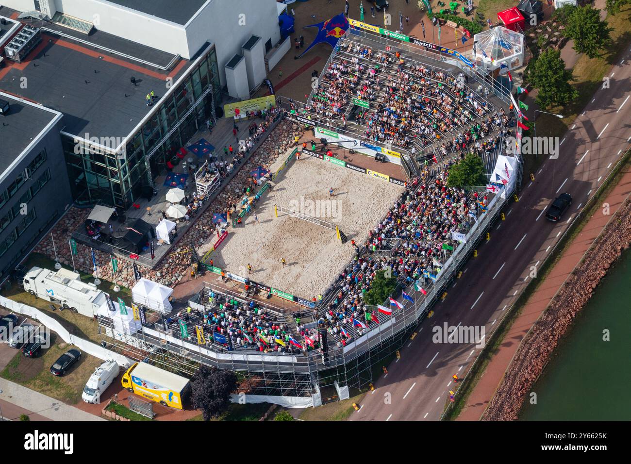 VUE AÉRIENNE, FINALE MASCULINE, STADE ALANDICA, PAF OPEN, MARIEHAMN, 2011 : vue aérienne du stade, de la foule et de l'arène d'Alandica lors de la finale masculine dans le centre-ville de Mariehamn sur Åland, Finlande. Marcio Araujo (1) et Benjamin Insfran (2) du Brésil ont battu Todd Rogers (1) et Phil Dalhausser (2) des États-Unis le 21 août 2011. Photographie : Rob Watkins. INFO : entre 2009-2013, le tournoi PAF Open Beach Volleyball était un événement annuel organisé à Mariehamn, Åland, Finlande. Il a attiré les meilleures équipes et joueurs internationaux en tant que partie du classement du circuit mondial officiel de la FIVB, mettant en vedette le haut niveau Banque D'Images