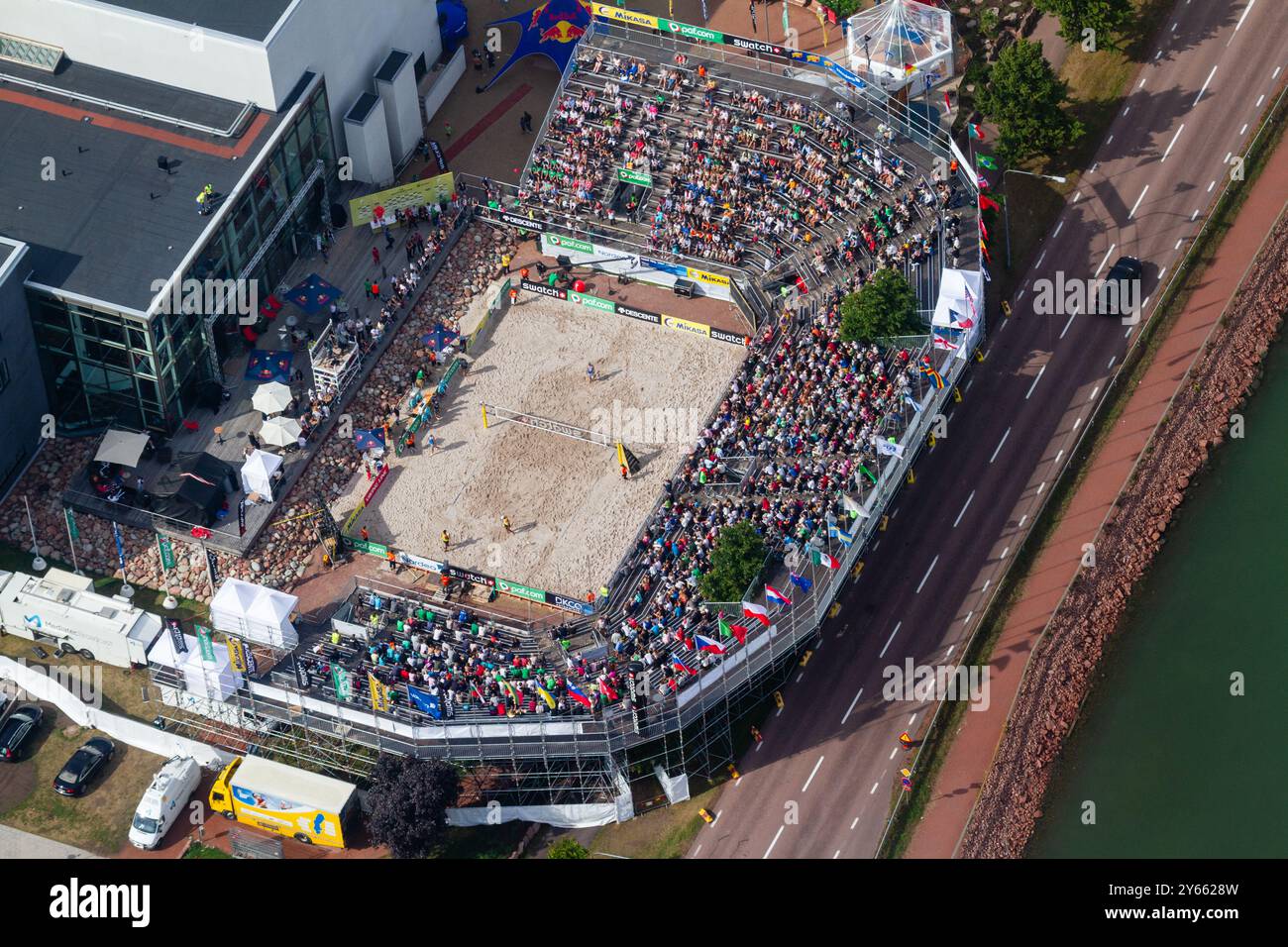 VUE AÉRIENNE, FINALE MASCULINE, STADE ALANDICA, PAF OPEN, MARIEHAMN, 2011 : vue aérienne du stade, de la foule et de l'arène d'Alandica lors de la finale masculine dans le centre-ville de Mariehamn sur Åland, Finlande. Marcio Araujo (1) et Benjamin Insfran (2) du Brésil ont battu Todd Rogers (1) et Phil Dalhausser (2) des États-Unis le 21 août 2011. Photographie : Rob Watkins. INFO : entre 2009-2013, le tournoi PAF Open Beach Volleyball était un événement annuel organisé à Mariehamn, Åland, Finlande. Il a attiré les meilleures équipes et joueurs internationaux en tant que partie du classement du circuit mondial officiel de la FIVB, mettant en vedette le haut niveau Banque D'Images