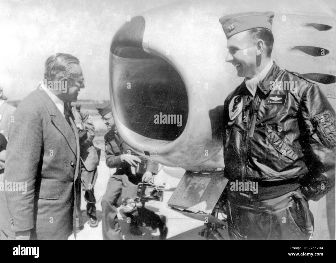 L'ancien général de la Luftwaffe Karl Bodenschatz , adjoint de Herman Goering inspecte un F-86 Sabrejet américain lorsque d'anciens officiers des escadrons Richthofen se sont rendus à la base aérienne américaine de Landstuhl le 21 avril 1953 Banque D'Images