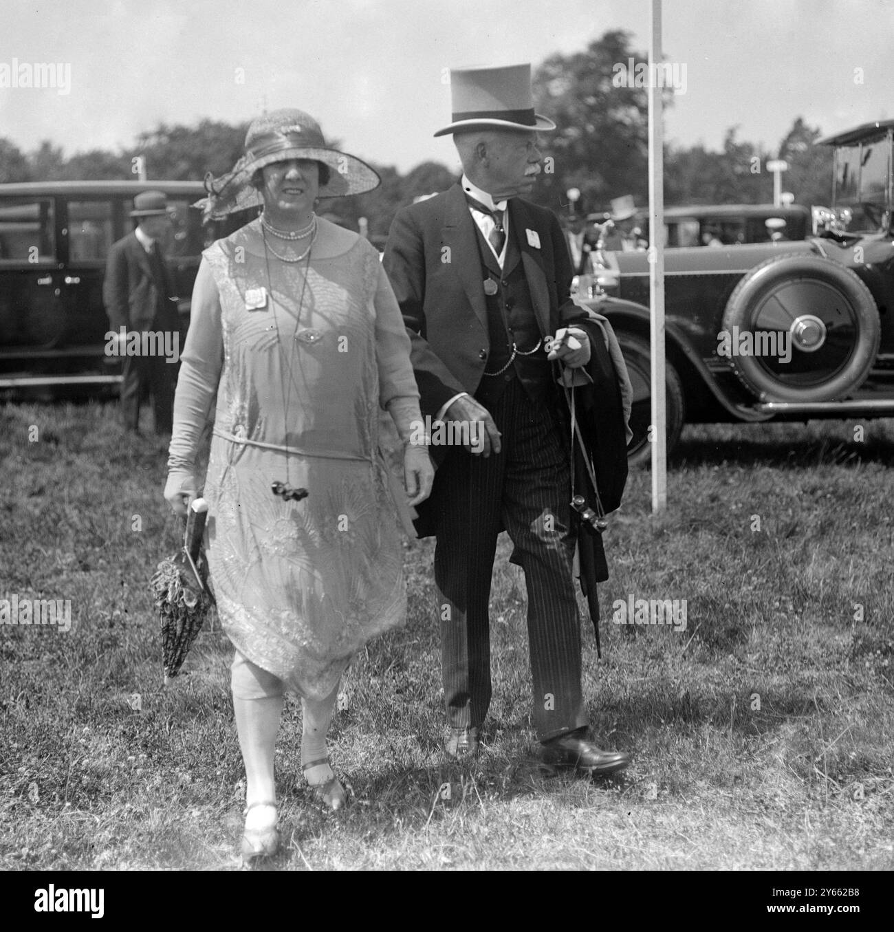 Lors de la réunion de course Royal Ascot à l'hippodrome d'Ascot - Sir Thomas et Lady Pink . 1925 Banque D'Images