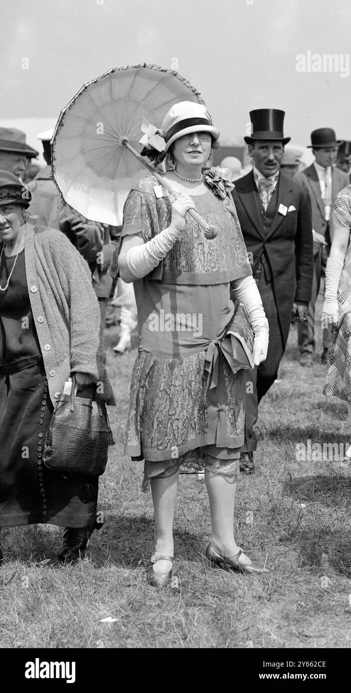 Lors de la réunion de course Royal Ascot à l'hippodrome d'Ascot - Lady Griffin . 1925 Banque D'Images