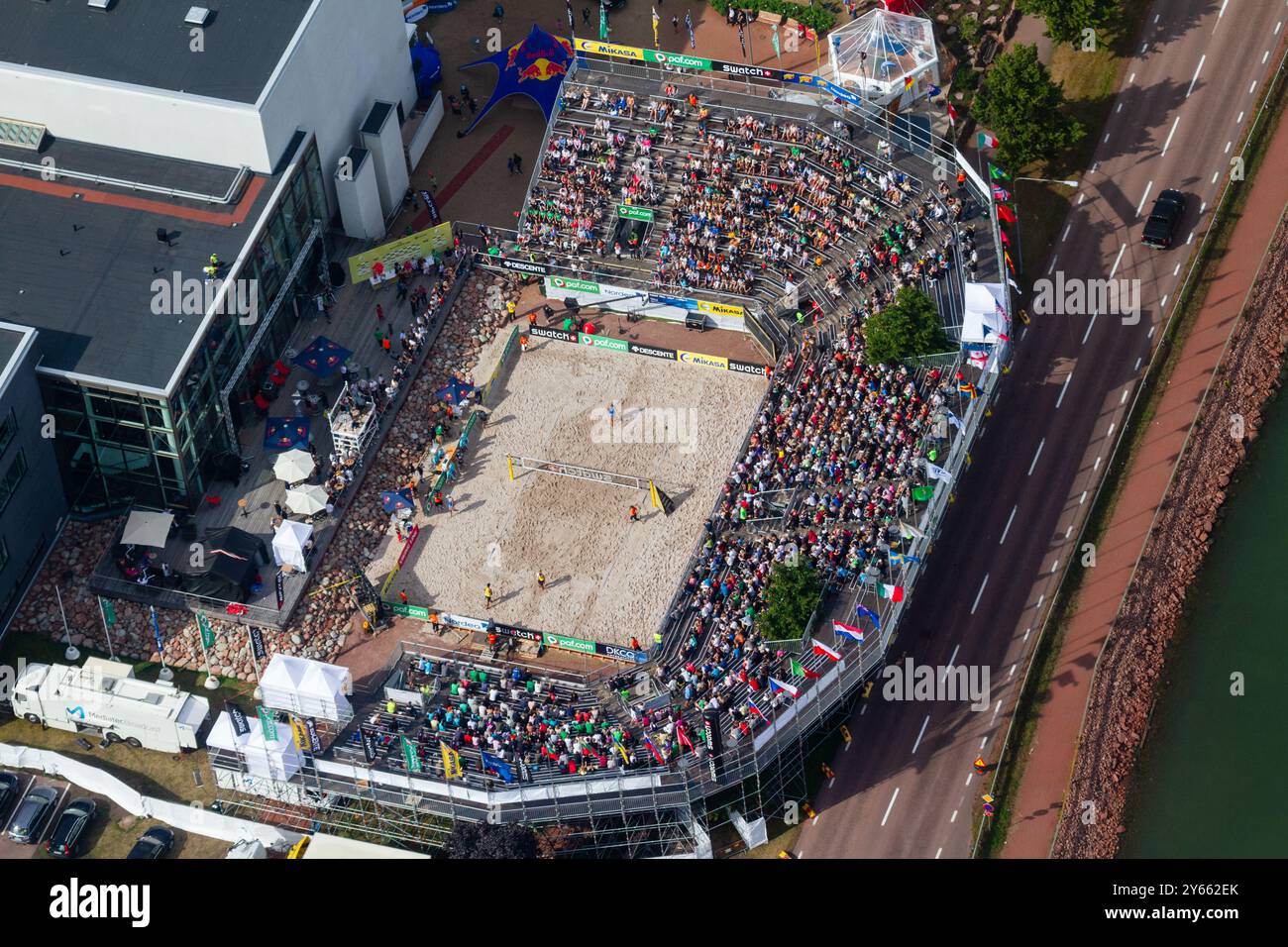 VUE AÉRIENNE, FINALE MASCULINE, STADE ALANDICA, PAF OPEN, MARIEHAMN, 2011 : vue aérienne du stade, de la foule et de l'arène d'Alandica lors de la finale masculine dans le centre-ville de Mariehamn sur Åland, Finlande. Marcio Araujo (1) et Benjamin Insfran (2) du Brésil ont battu Todd Rogers (1) et Phil Dalhausser (2) des États-Unis le 21 août 2011. Photographie : Rob Watkins. INFO : entre 2009-2013, le tournoi PAF Open Beach Volleyball était un événement annuel organisé à Mariehamn, Åland, Finlande. Il a attiré les meilleures équipes et joueurs internationaux en tant que partie du classement du circuit mondial officiel de la FIVB, mettant en vedette le haut niveau Banque D'Images