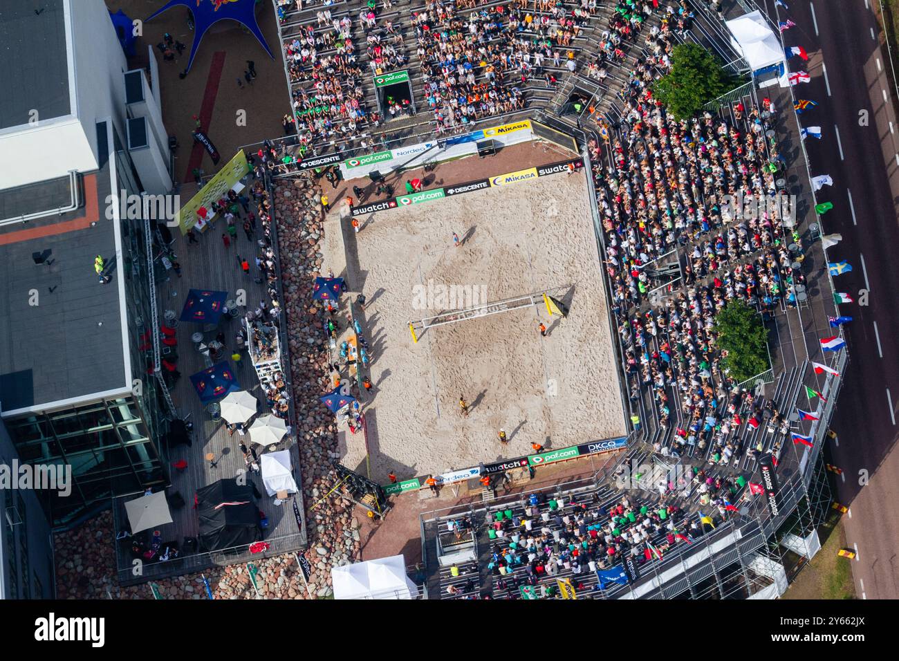 VUE AÉRIENNE, FINALE MASCULINE, STADE ALANDICA, PAF OPEN, MARIEHAMN, 2011 : vue aérienne du stade, de la foule et de l'arène d'Alandica lors de la finale masculine dans le centre-ville de Mariehamn sur Åland, Finlande. Marcio Araujo (1) et Benjamin Insfran (2) du Brésil ont battu Todd Rogers (1) et Phil Dalhausser (2) des États-Unis le 21 août 2011. Photographie : Rob Watkins. INFO : entre 2009-2013, le tournoi PAF Open Beach Volleyball était un événement annuel organisé à Mariehamn, Åland, Finlande. Il a attiré les meilleures équipes et joueurs internationaux en tant que partie du classement du circuit mondial officiel de la FIVB, mettant en vedette le haut niveau Banque D'Images