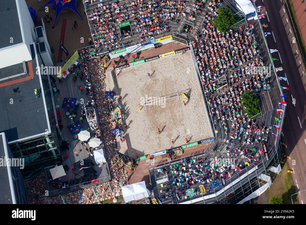 VUE AÉRIENNE, FINALE MASCULINE, STADE ALANDICA, PAF OPEN, MARIEHAMN, 2011 : vue aérienne du stade, de la foule et de l'arène d'Alandica lors de la finale masculine dans le centre-ville de Mariehamn sur Åland, Finlande. Marcio Araujo (1) et Benjamin Insfran (2) du Brésil ont battu Todd Rogers (1) et Phil Dalhausser (2) des États-Unis le 21 août 2011. Photographie : Rob Watkins. INFO : entre 2009-2013, le tournoi PAF Open Beach Volleyball était un événement annuel organisé à Mariehamn, Åland, Finlande. Il a attiré les meilleures équipes et joueurs internationaux en tant que partie du classement du circuit mondial officiel de la FIVB, mettant en vedette le haut niveau Banque D'Images