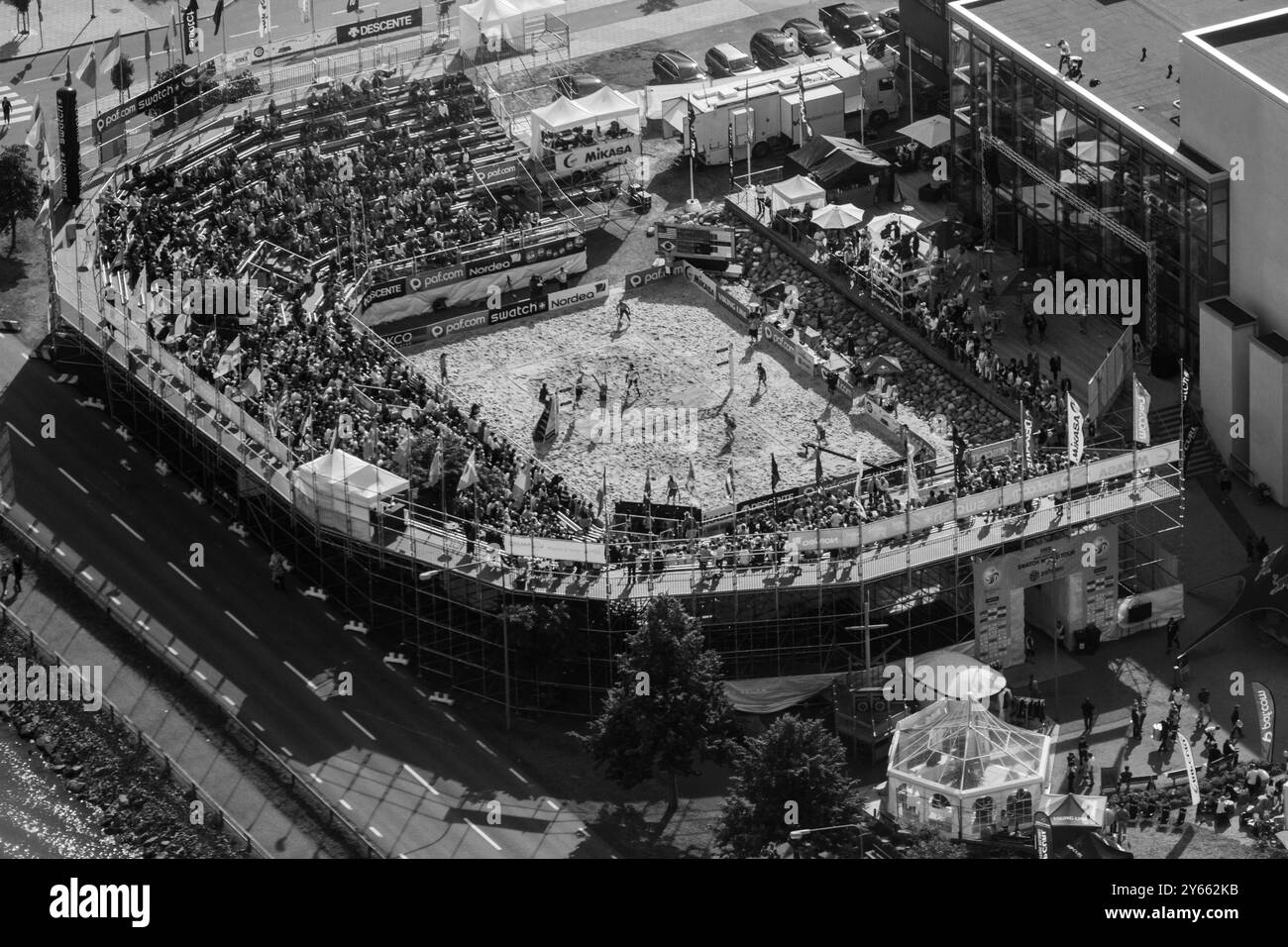 VUE AÉRIENNE, FINALE MASCULINE, STADE ALANDICA, PAF OPEN, MARIEHAMN, 2011 : vue aérienne du stade, de la foule et de l'arène d'Alandica lors de la finale masculine dans le centre-ville de Mariehamn sur Åland, Finlande. Marcio Araujo (1) et Benjamin Insfran (2) du Brésil ont battu Todd Rogers (1) et Phil Dalhausser (2) des États-Unis le 21 août 2011. Photographie : Rob Watkins. INFO : entre 2009-2013, le tournoi PAF Open Beach Volleyball était un événement annuel organisé à Mariehamn, Åland, Finlande. Il a attiré les meilleures équipes et joueurs internationaux en tant que partie du classement du circuit mondial officiel de la FIVB, mettant en vedette le haut niveau Banque D'Images