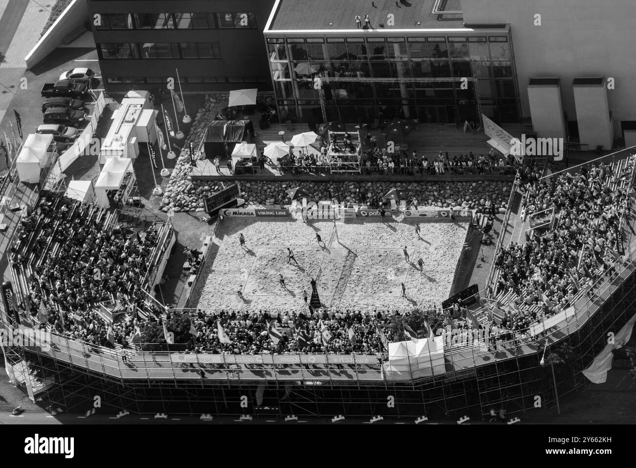 VUE AÉRIENNE, FINALE MASCULINE, STADE ALANDICA, PAF OPEN, MARIEHAMN, 2011 : vue aérienne du stade, de la foule et de l'arène d'Alandica lors de la finale masculine dans le centre-ville de Mariehamn sur Åland, Finlande. Marcio Araujo (1) et Benjamin Insfran (2) du Brésil ont battu Todd Rogers (1) et Phil Dalhausser (2) des États-Unis le 21 août 2011. Photographie : Rob Watkins. INFO : entre 2009-2013, le tournoi PAF Open Beach Volleyball était un événement annuel organisé à Mariehamn, Åland, Finlande. Il a attiré les meilleures équipes et joueurs internationaux en tant que partie du classement du circuit mondial officiel de la FIVB, mettant en vedette le haut niveau Banque D'Images