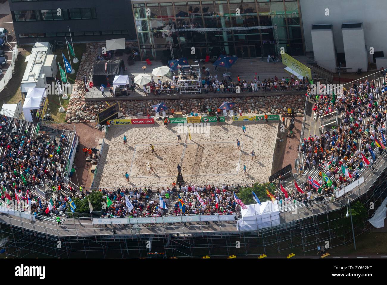 VUE AÉRIENNE, FINALE MASCULINE, STADE ALANDICA, PAF OPEN, MARIEHAMN, 2011 : vue aérienne du stade, de la foule et de l'arène d'Alandica lors de la finale masculine dans le centre-ville de Mariehamn sur Åland, Finlande. Marcio Araujo (1) et Benjamin Insfran (2) du Brésil ont battu Todd Rogers (1) et Phil Dalhausser (2) des États-Unis le 21 août 2011. Photographie : Rob Watkins. INFO : entre 2009-2013, le tournoi PAF Open Beach Volleyball était un événement annuel organisé à Mariehamn, Åland, Finlande. Il a attiré les meilleures équipes et joueurs internationaux en tant que partie du classement du circuit mondial officiel de la FIVB, mettant en vedette le haut niveau Banque D'Images