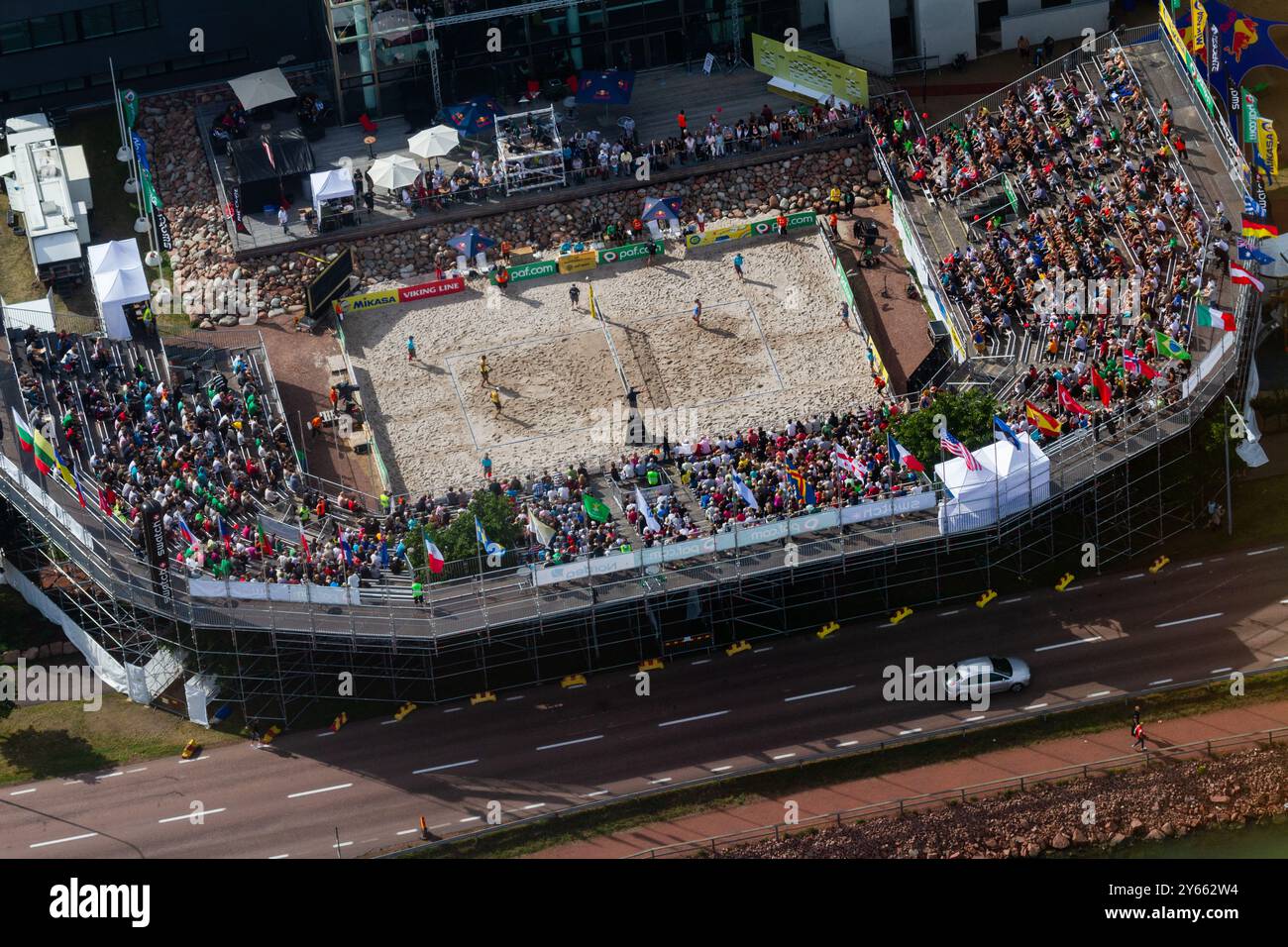 VUE AÉRIENNE, FINALE MASCULINE, STADE ALANDICA, PAF OPEN, MARIEHAMN, 2011 : vue aérienne du stade, de la foule et de l'arène d'Alandica lors de la finale masculine dans le centre-ville de Mariehamn sur Åland, Finlande. Marcio Araujo (1) et Benjamin Insfran (2) du Brésil ont battu Todd Rogers (1) et Phil Dalhausser (2) des États-Unis le 21 août 2011. Photographie : Rob Watkins. INFO : entre 2009-2013, le tournoi PAF Open Beach Volleyball était un événement annuel organisé à Mariehamn, Åland, Finlande. Il a attiré les meilleures équipes et joueurs internationaux en tant que partie du classement du circuit mondial officiel de la FIVB, mettant en vedette le haut niveau Banque D'Images