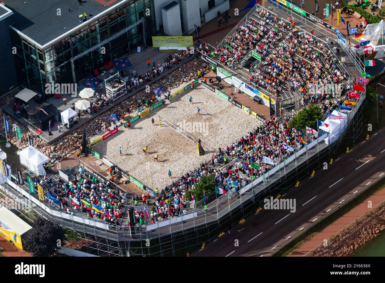 VUE AÉRIENNE, FINALE MASCULINE, STADE ALANDICA, PAF OPEN, MARIEHAMN, 2011 : vue aérienne du stade, de la foule et de l'arène d'Alandica lors de la finale masculine dans le centre-ville de Mariehamn sur Åland, Finlande. Marcio Araujo (1) et Benjamin Insfran (2) du Brésil ont battu Todd Rogers (1) et Phil Dalhausser (2) des États-Unis le 21 août 2011. Photographie : Rob Watkins. INFO : entre 2009-2013, le tournoi PAF Open Beach Volleyball était un événement annuel organisé à Mariehamn, Åland, Finlande. Il a attiré les meilleures équipes et joueurs internationaux en tant que partie du classement du circuit mondial officiel de la FIVB, mettant en vedette le haut niveau Banque D'Images