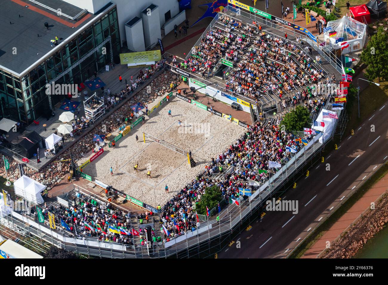 VUE AÉRIENNE, FINALE MASCULINE, STADE ALANDICA, PAF OPEN, MARIEHAMN, 2011 : vue aérienne du stade, de la foule et de l'arène d'Alandica lors de la finale masculine dans le centre-ville de Mariehamn sur Åland, Finlande. Marcio Araujo (1) et Benjamin Insfran (2) du Brésil ont battu Todd Rogers (1) et Phil Dalhausser (2) des États-Unis le 21 août 2011. Photographie : Rob Watkins. INFO : entre 2009-2013, le tournoi PAF Open Beach Volleyball était un événement annuel organisé à Mariehamn, Åland, Finlande. Il a attiré les meilleures équipes et joueurs internationaux en tant que partie du classement du circuit mondial officiel de la FIVB, mettant en vedette le haut niveau Banque D'Images