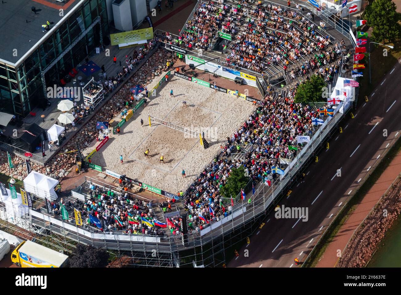 VUE AÉRIENNE, FINALE MASCULINE, STADE ALANDICA, PAF OPEN, MARIEHAMN, 2011 : vue aérienne du stade, de la foule et de l'arène d'Alandica lors de la finale masculine dans le centre-ville de Mariehamn sur Åland, Finlande. Marcio Araujo (1) et Benjamin Insfran (2) du Brésil ont battu Todd Rogers (1) et Phil Dalhausser (2) des États-Unis le 21 août 2011. Photographie : Rob Watkins. INFO : entre 2009-2013, le tournoi PAF Open Beach Volleyball était un événement annuel organisé à Mariehamn, Åland, Finlande. Il a attiré les meilleures équipes et joueurs internationaux en tant que partie du classement du circuit mondial officiel de la FIVB, mettant en vedette le haut niveau Banque D'Images
