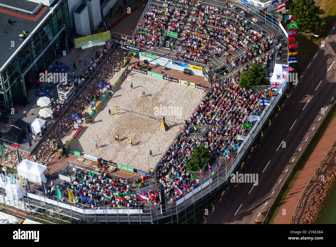 VUE AÉRIENNE, FINALE MASCULINE, STADE ALANDICA, PAF OPEN, MARIEHAMN, 2011 : vue aérienne du stade, de la foule et de l'arène d'Alandica lors de la finale masculine dans le centre-ville de Mariehamn sur Åland, Finlande. Marcio Araujo (1) et Benjamin Insfran (2) du Brésil ont battu Todd Rogers (1) et Phil Dalhausser (2) des États-Unis le 21 août 2011. Photographie : Rob Watkins. INFO : entre 2009-2013, le tournoi PAF Open Beach Volleyball était un événement annuel organisé à Mariehamn, Åland, Finlande. Il a attiré les meilleures équipes et joueurs internationaux en tant que partie du classement du circuit mondial officiel de la FIVB, mettant en vedette le haut niveau Banque D'Images