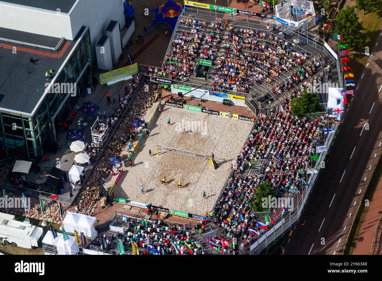 VUE AÉRIENNE, FINALE MASCULINE, STADE ALANDICA, PAF OPEN, MARIEHAMN, 2011 : vue aérienne du stade, de la foule et de l'arène d'Alandica lors de la finale masculine dans le centre-ville de Mariehamn sur Åland, Finlande. Marcio Araujo (1) et Benjamin Insfran (2) du Brésil ont battu Todd Rogers (1) et Phil Dalhausser (2) des États-Unis le 21 août 2011. Photographie : Rob Watkins. INFO : entre 2009-2013, le tournoi PAF Open Beach Volleyball était un événement annuel organisé à Mariehamn, Åland, Finlande. Il a attiré les meilleures équipes et joueurs internationaux en tant que partie du classement du circuit mondial officiel de la FIVB, mettant en vedette le haut niveau Banque D'Images