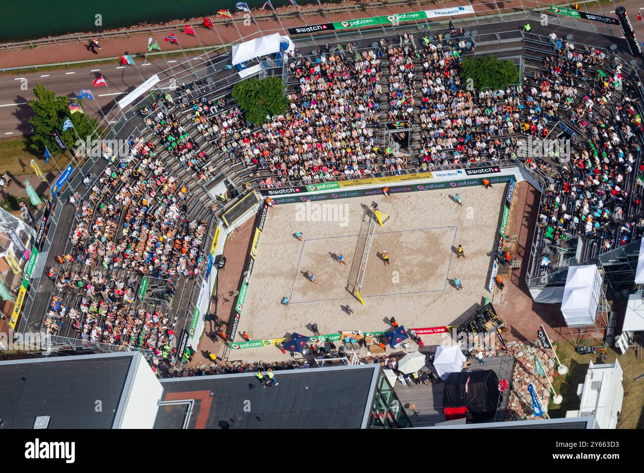 VUE AÉRIENNE, FINALE MASCULINE, STADE ALANDICA, PAF OPEN, MARIEHAMN, 2011 : vue aérienne du stade, de la foule et de l'arène d'Alandica lors de la finale masculine dans le centre-ville de Mariehamn sur Åland, Finlande. Marcio Araujo (1) et Benjamin Insfran (2) du Brésil ont battu Todd Rogers (1) et Phil Dalhausser (2) des États-Unis le 21 août 2011. Photographie : Rob Watkins. INFO : entre 2009-2013, le tournoi PAF Open Beach Volleyball était un événement annuel organisé à Mariehamn, Åland, Finlande. Il a attiré les meilleures équipes et joueurs internationaux en tant que partie du classement du circuit mondial officiel de la FIVB, mettant en vedette le haut niveau Banque D'Images