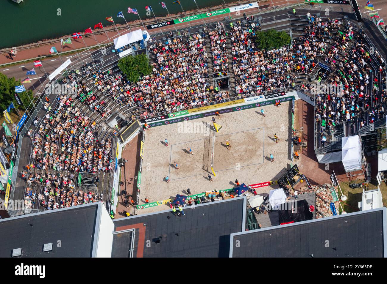 VUE AÉRIENNE, FINALE MASCULINE, STADE ALANDICA, PAF OPEN, MARIEHAMN, 2011 : vue aérienne du stade, de la foule et de l'arène d'Alandica lors de la finale masculine dans le centre-ville de Mariehamn sur Åland, Finlande. Marcio Araujo (1) et Benjamin Insfran (2) du Brésil ont battu Todd Rogers (1) et Phil Dalhausser (2) des États-Unis le 21 août 2011. Photographie : Rob Watkins. INFO : entre 2009-2013, le tournoi PAF Open Beach Volleyball était un événement annuel organisé à Mariehamn, Åland, Finlande. Il a attiré les meilleures équipes et joueurs internationaux en tant que partie du classement du circuit mondial officiel de la FIVB, mettant en vedette le haut niveau Banque D'Images