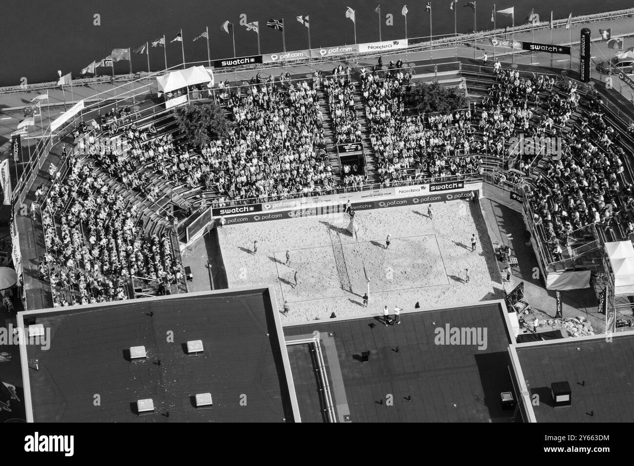 VUE AÉRIENNE, FINALE MASCULINE, STADE ALANDICA, PAF OPEN, MARIEHAMN, 2011 : vue aérienne du stade, de la foule et de l'arène d'Alandica lors de la finale masculine dans le centre-ville de Mariehamn sur Åland, Finlande. Marcio Araujo (1) et Benjamin Insfran (2) du Brésil ont battu Todd Rogers (1) et Phil Dalhausser (2) des États-Unis le 21 août 2011. Photographie : Rob Watkins. INFO : entre 2009-2013, le tournoi PAF Open Beach Volleyball était un événement annuel organisé à Mariehamn, Åland, Finlande. Il a attiré les meilleures équipes et joueurs internationaux en tant que partie du classement du circuit mondial officiel de la FIVB, mettant en vedette le haut niveau Banque D'Images