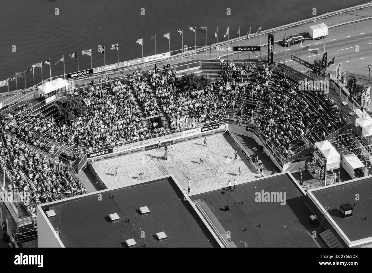 VUE AÉRIENNE, FINALE MASCULINE, STADE ALANDICA, PAF OPEN, MARIEHAMN, 2011 : vue aérienne du stade, de la foule et de l'arène d'Alandica lors de la finale masculine dans le centre-ville de Mariehamn sur Åland, Finlande. Marcio Araujo (1) et Benjamin Insfran (2) du Brésil ont battu Todd Rogers (1) et Phil Dalhausser (2) des États-Unis le 21 août 2011. Photographie : Rob Watkins. INFO : entre 2009-2013, le tournoi PAF Open Beach Volleyball était un événement annuel organisé à Mariehamn, Åland, Finlande. Il a attiré les meilleures équipes et joueurs internationaux en tant que partie du classement du circuit mondial officiel de la FIVB, mettant en vedette le haut niveau Banque D'Images