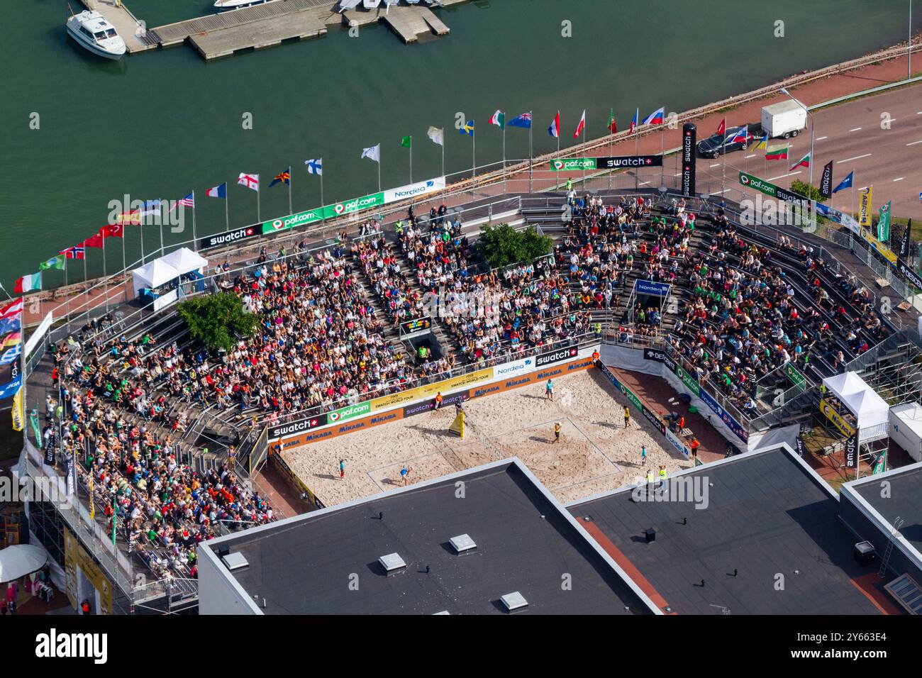 VUE AÉRIENNE, FINALE MASCULINE, STADE ALANDICA, PAF OPEN, MARIEHAMN, 2011 : vue aérienne du stade, de la foule et de l'arène d'Alandica lors de la finale masculine dans le centre-ville de Mariehamn sur Åland, Finlande. Marcio Araujo (1) et Benjamin Insfran (2) du Brésil ont battu Todd Rogers (1) et Phil Dalhausser (2) des États-Unis le 21 août 2011. Photographie : Rob Watkins. INFO : entre 2009-2013, le tournoi PAF Open Beach Volleyball était un événement annuel organisé à Mariehamn, Åland, Finlande. Il a attiré les meilleures équipes et joueurs internationaux en tant que partie du classement du circuit mondial officiel de la FIVB, mettant en vedette le haut niveau Banque D'Images