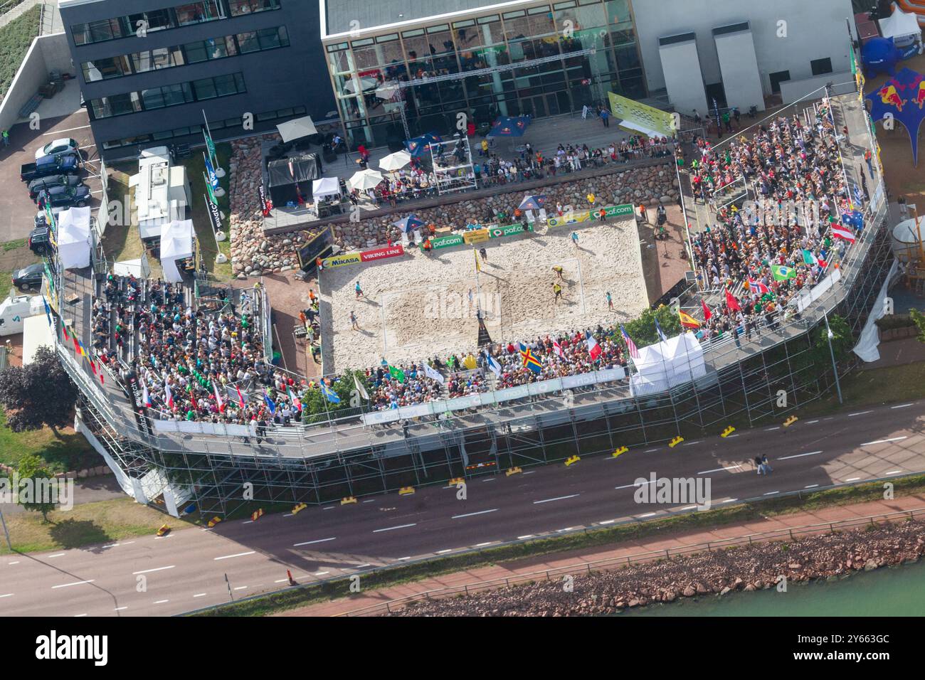 VUE AÉRIENNE, FINALE MASCULINE, STADE ALANDICA, PAF OPEN, MARIEHAMN, 2011 : vue aérienne du stade, de la foule et de l'arène d'Alandica lors de la finale masculine dans le centre-ville de Mariehamn sur Åland, Finlande. Marcio Araujo (1) et Benjamin Insfran (2) du Brésil ont battu Todd Rogers (1) et Phil Dalhausser (2) des États-Unis le 21 août 2011. Photographie : Rob Watkins. INFO : entre 2009-2013, le tournoi PAF Open Beach Volleyball était un événement annuel organisé à Mariehamn, Åland, Finlande. Il a attiré les meilleures équipes et joueurs internationaux en tant que partie du classement du circuit mondial officiel de la FIVB, mettant en vedette le haut niveau Banque D'Images