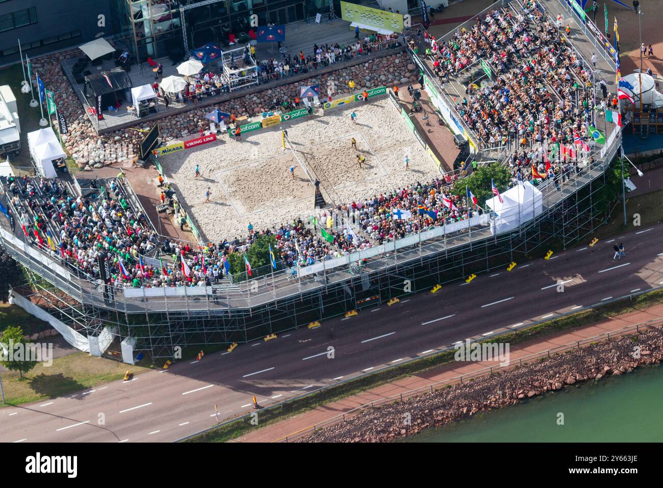 VUE AÉRIENNE, FINALE MASCULINE, STADE ALANDICA, PAF OPEN, MARIEHAMN, 2011 : vue aérienne du stade, de la foule et de l'arène d'Alandica lors de la finale masculine dans le centre-ville de Mariehamn sur Åland, Finlande. Marcio Araujo (1) et Benjamin Insfran (2) du Brésil ont battu Todd Rogers (1) et Phil Dalhausser (2) des États-Unis le 21 août 2011. Photographie : Rob Watkins. INFO : entre 2009-2013, le tournoi PAF Open Beach Volleyball était un événement annuel organisé à Mariehamn, Åland, Finlande. Il a attiré les meilleures équipes et joueurs internationaux en tant que partie du classement du circuit mondial officiel de la FIVB, mettant en vedette le haut niveau Banque D'Images