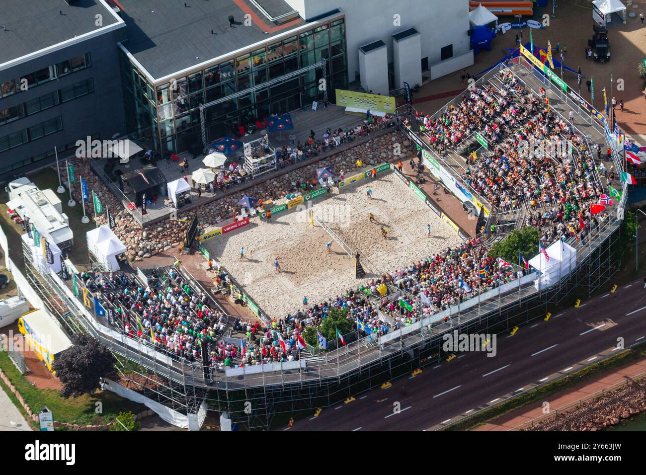 VUE AÉRIENNE, FINALE MASCULINE, STADE ALANDICA, PAF OPEN, MARIEHAMN, 2011 : vue aérienne du stade, de la foule et de l'arène d'Alandica lors de la finale masculine dans le centre-ville de Mariehamn sur Åland, Finlande. Marcio Araujo (1) et Benjamin Insfran (2) du Brésil ont battu Todd Rogers (1) et Phil Dalhausser (2) des États-Unis le 21 août 2011. Photographie : Rob Watkins. INFO : entre 2009-2013, le tournoi PAF Open Beach Volleyball était un événement annuel organisé à Mariehamn, Åland, Finlande. Il a attiré les meilleures équipes et joueurs internationaux en tant que partie du classement du circuit mondial officiel de la FIVB, mettant en vedette le haut niveau Banque D'Images