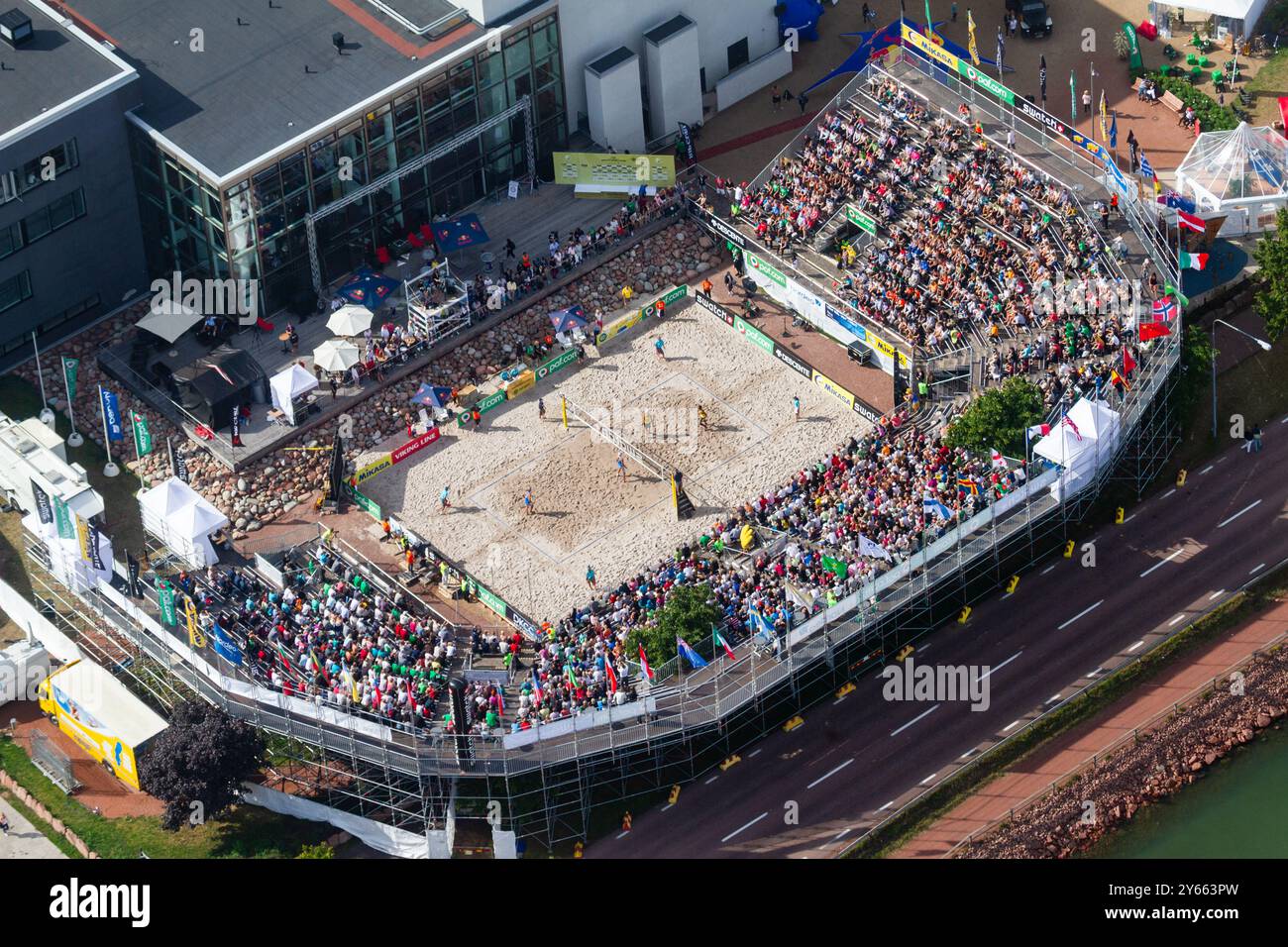 VUE AÉRIENNE, FINALE MASCULINE, STADE ALANDICA, PAF OPEN, MARIEHAMN, 2011 : vue aérienne du stade, de la foule et de l'arène d'Alandica lors de la finale masculine dans le centre-ville de Mariehamn sur Åland, Finlande. Marcio Araujo (1) et Benjamin Insfran (2) du Brésil ont battu Todd Rogers (1) et Phil Dalhausser (2) des États-Unis le 21 août 2011. Photographie : Rob Watkins. INFO : entre 2009-2013, le tournoi PAF Open Beach Volleyball était un événement annuel organisé à Mariehamn, Åland, Finlande. Il a attiré les meilleures équipes et joueurs internationaux en tant que partie du classement du circuit mondial officiel de la FIVB, mettant en vedette le haut niveau Banque D'Images