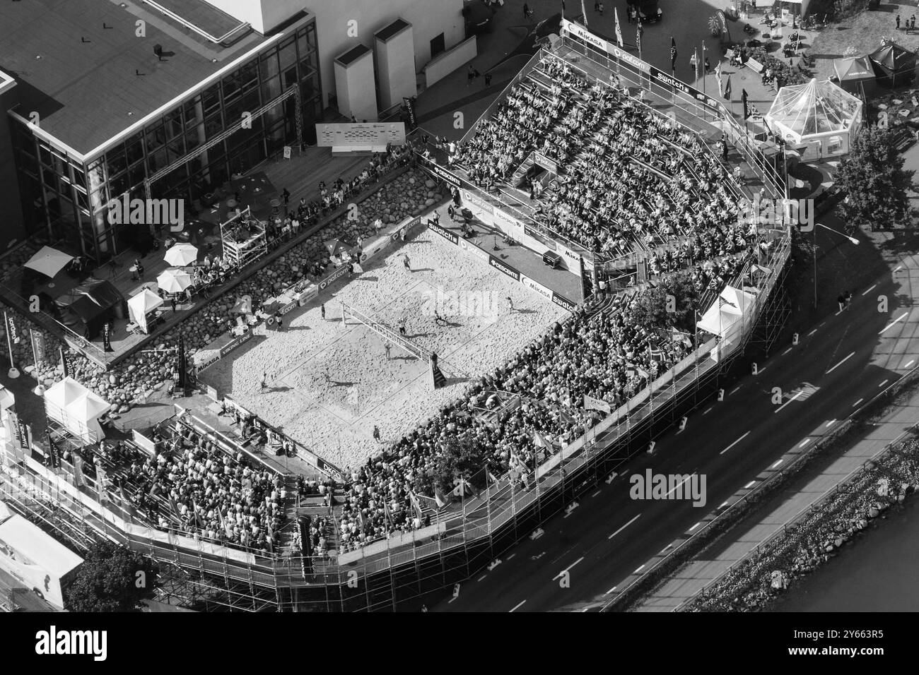 VUE AÉRIENNE, FINALE MASCULINE, STADE ALANDICA, PAF OPEN, MARIEHAMN, 2011 : vue aérienne du stade, de la foule et de l'arène d'Alandica lors de la finale masculine dans le centre-ville de Mariehamn sur Åland, Finlande. Marcio Araujo (1) et Benjamin Insfran (2) du Brésil ont battu Todd Rogers (1) et Phil Dalhausser (2) des États-Unis le 21 août 2011. Photographie : Rob Watkins. INFO : entre 2009-2013, le tournoi PAF Open Beach Volleyball était un événement annuel organisé à Mariehamn, Åland, Finlande. Il a attiré les meilleures équipes et joueurs internationaux en tant que partie du classement du circuit mondial officiel de la FIVB, mettant en vedette le haut niveau Banque D'Images